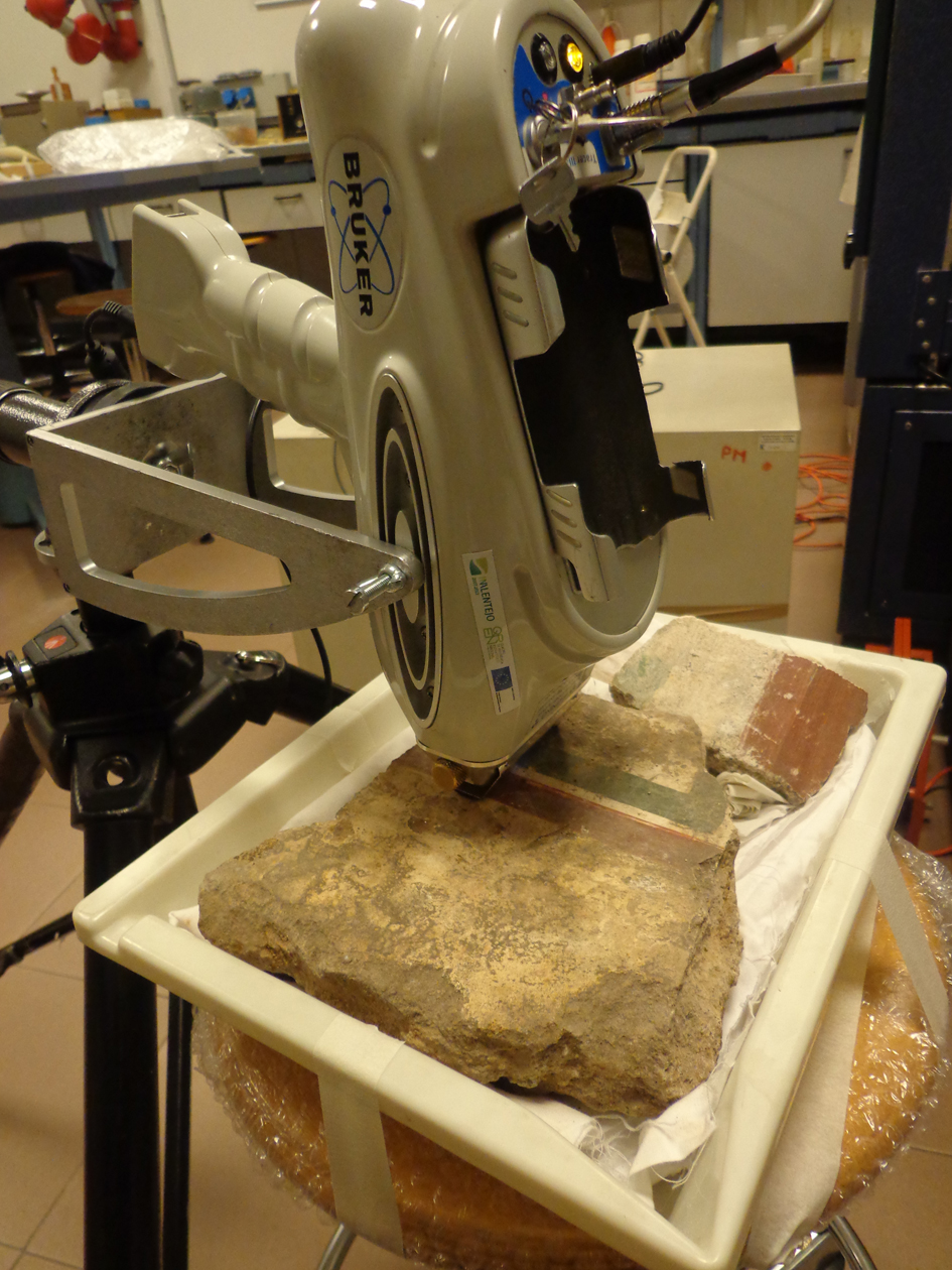 17 - In situ EDXRF (Energy Dispersive X-Ray Fluorescence) analysis, 2018. Photo by Milene Gil