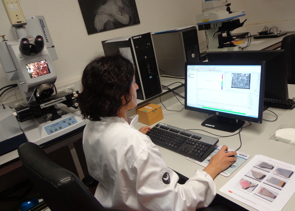 20 - FTIR (Fourier Transform Infrared Spectroscopy) analysis, 2018. Photo by Milene Gil