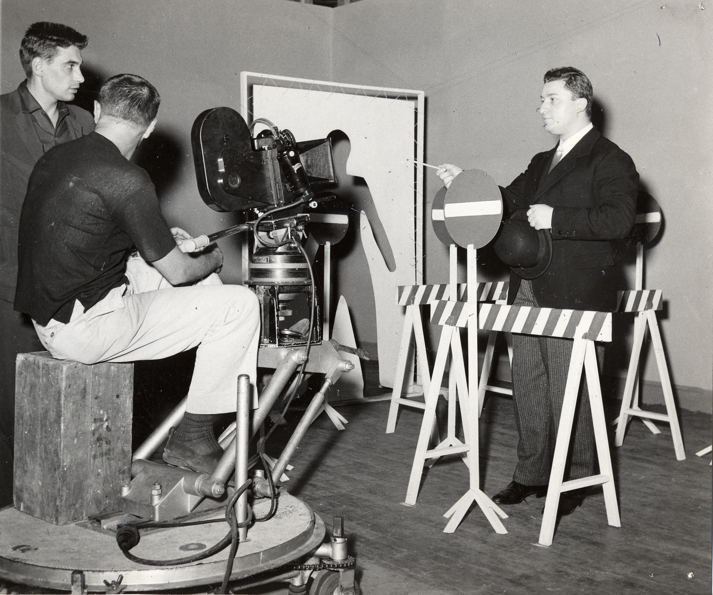Preparazione del cortometraggio "una lezione di urbanistica" della 10a Triennale di Milano - 1954, regia di Gerardo Guerrieri - Jacques Lecoq (a sinistra)