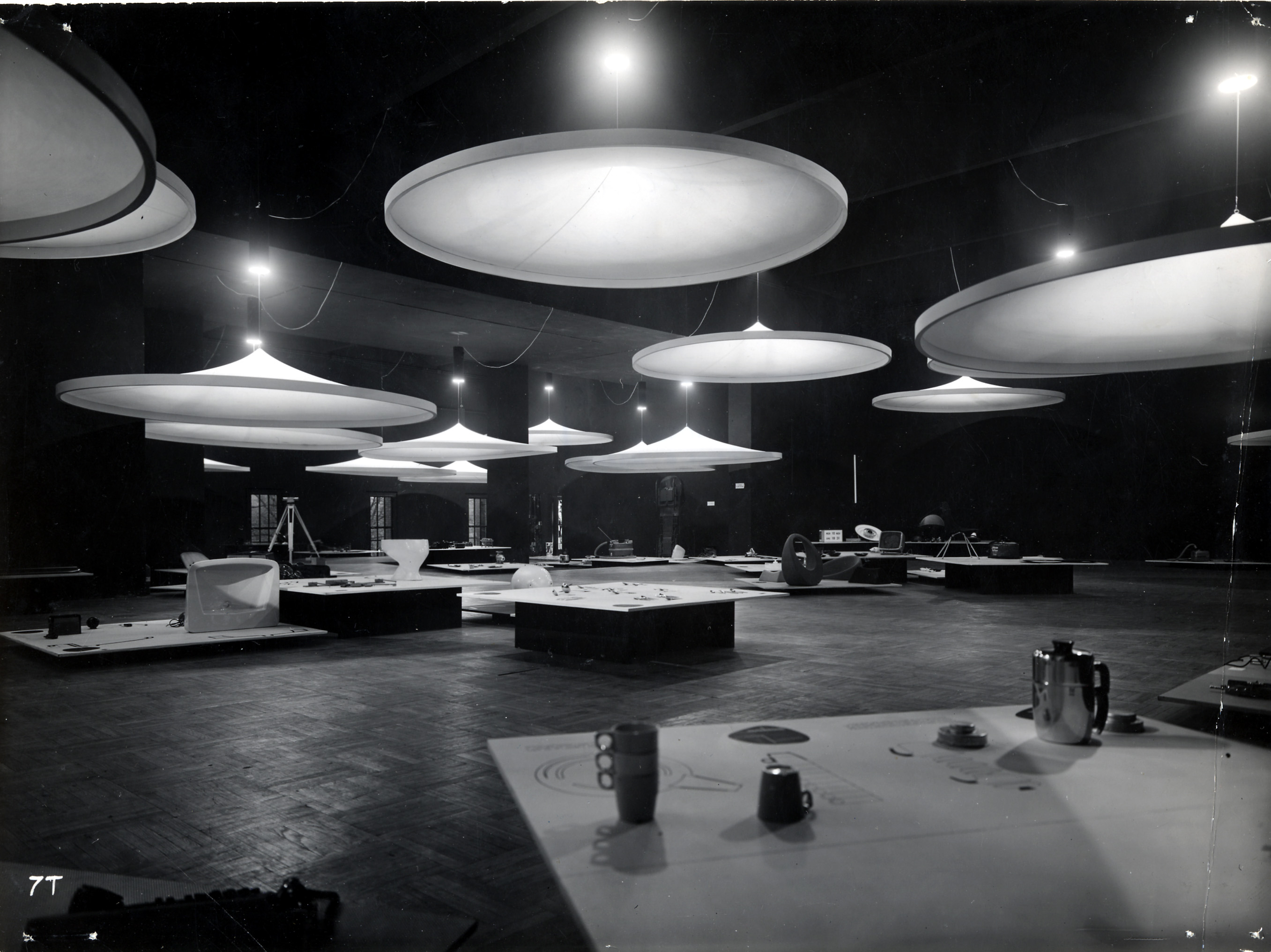 10a Triennale di Milano 1954, Mostra dell'industrial design. Allestimento di Achille e Pier Giacomo Castiglioni, Roberto Menghi, Augusto Morello, Marcello Nizzoli, Michele provinciali, Alberto Rosselli.