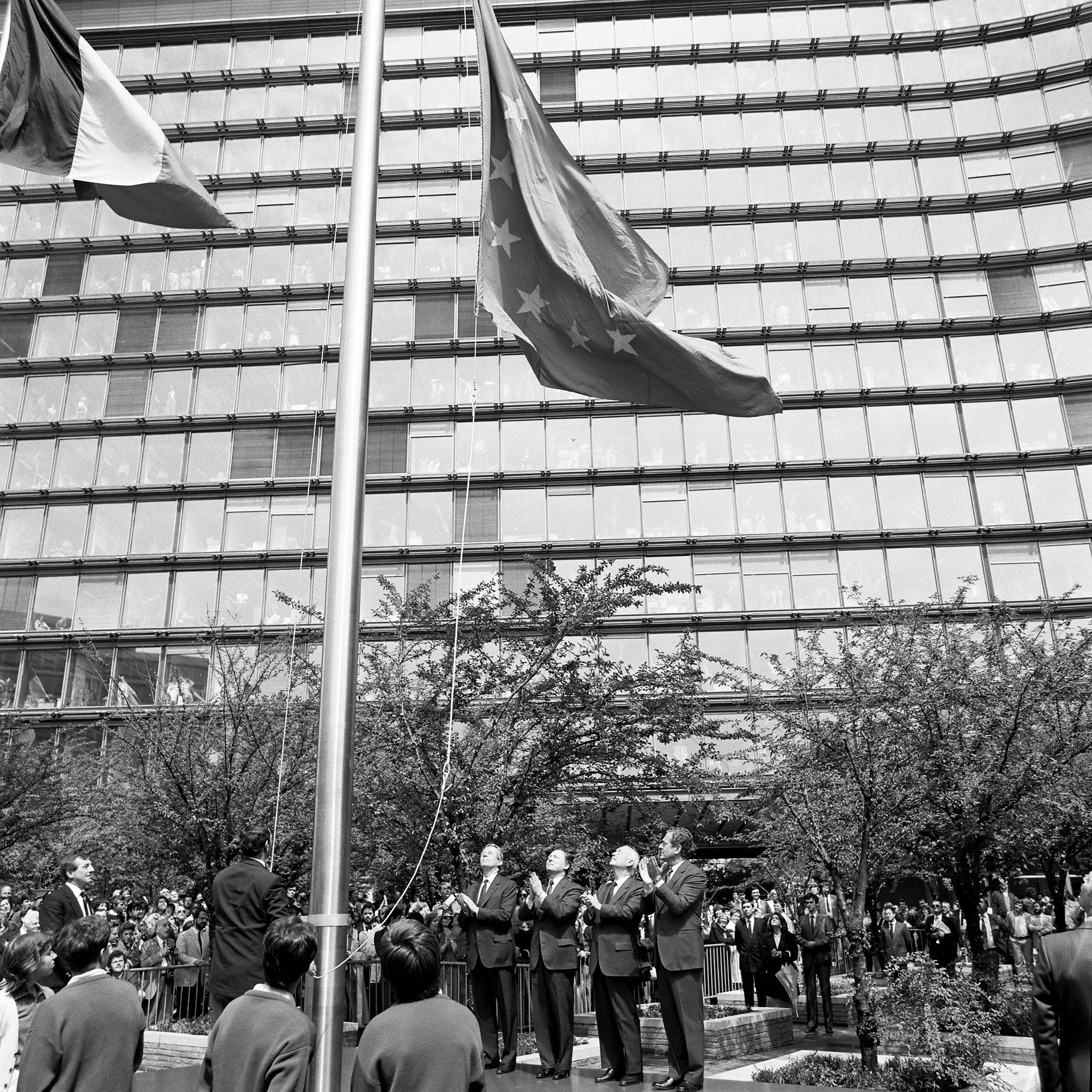 29 maggio 1986, la bandiera viene issata per la prima volta davanti al palazzo Berlaymont, sede della Commissione europea.