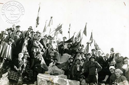 La cerimonia sulla vetta del Monte Bo