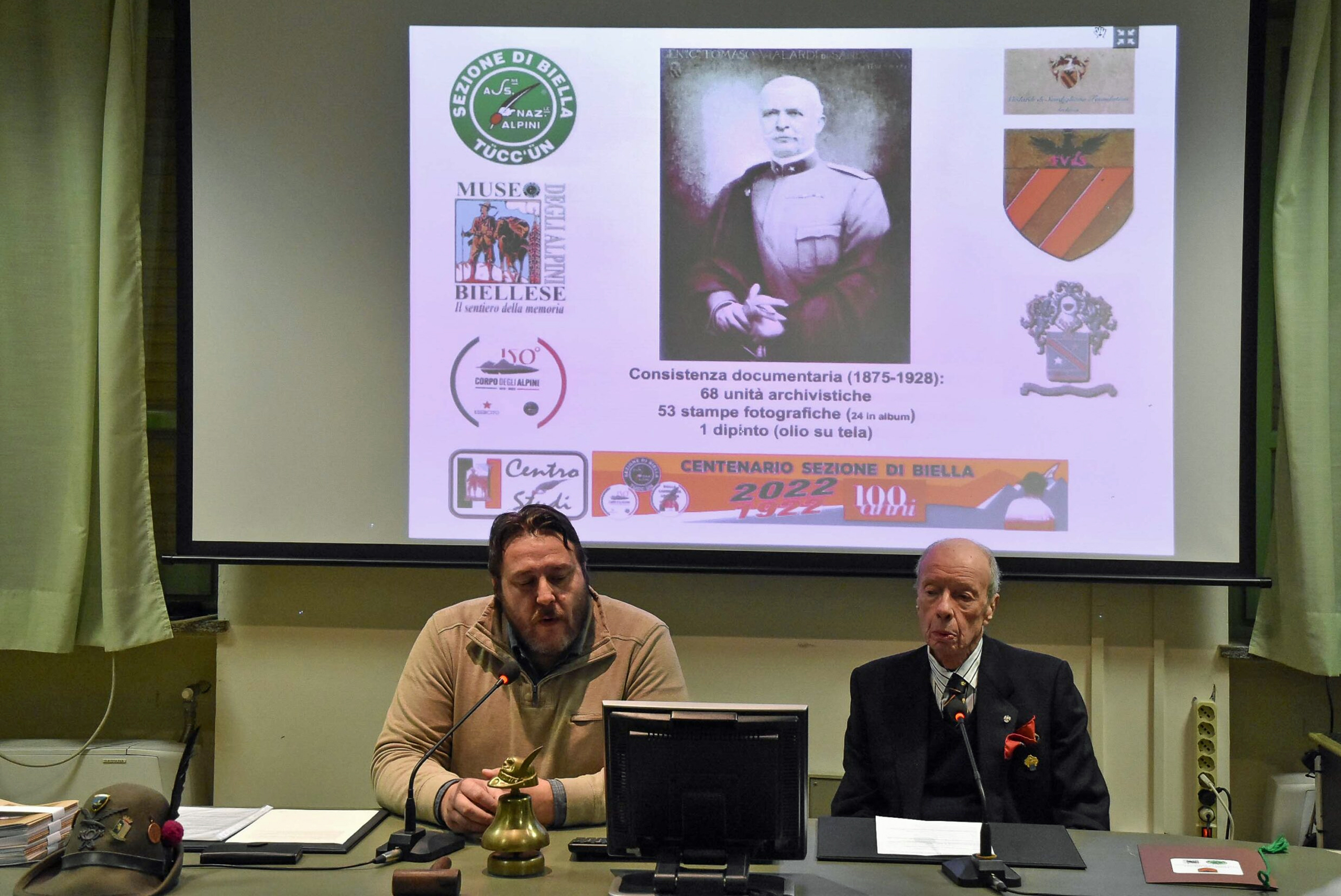 Il conte Tomaso Vialardi di Sandigliano e chi scrivein occasione della donazione della documentazione relativa al nonno e agli “Alpini Skiatori” all’ANA di Biella (2 dicembre 2022, foto di Stefano Socco).