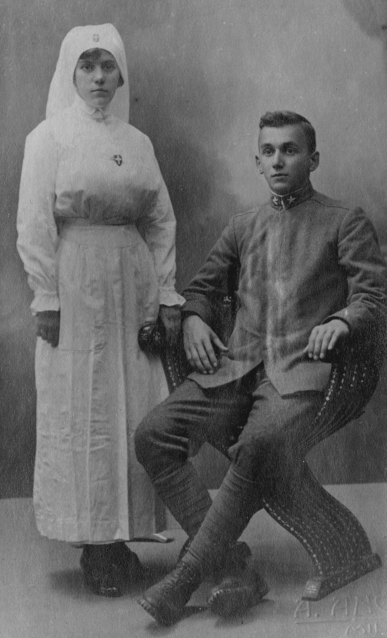 I fratelli Bonvecchio di Trento. Maria, infermiera della Croce Rossa, e Luigi, volontario nell’esercito italiano [230/90]