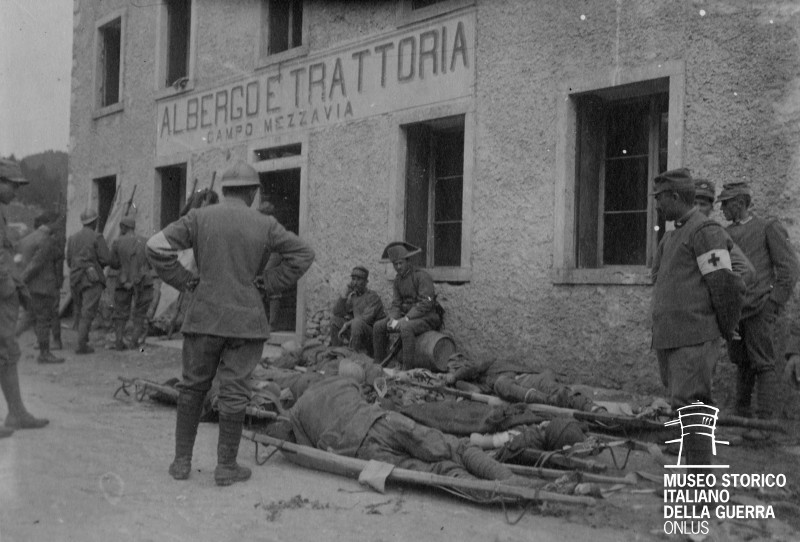 Campo Mezzavia, giugno 1916. Feriti italiani in attesa di essere medicati [MGR 347/355]