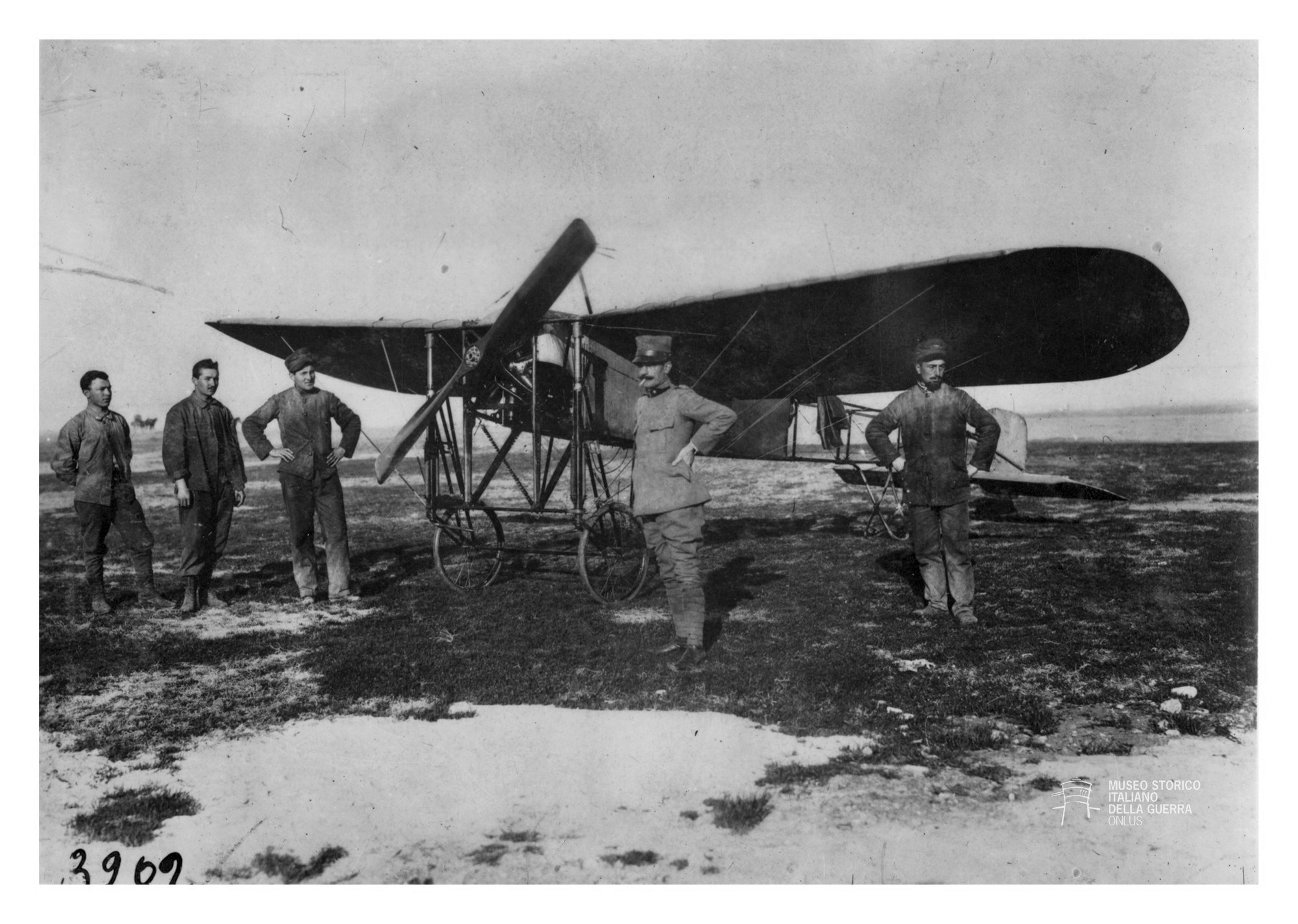Il capitano Carlo Piazza con il suo aereo Bleriot, protagonista del primo volo di un aereo da guerra, pochi giorni prima del bombardamento condotto da Gavotti [Archivio MSIG 104/4] 