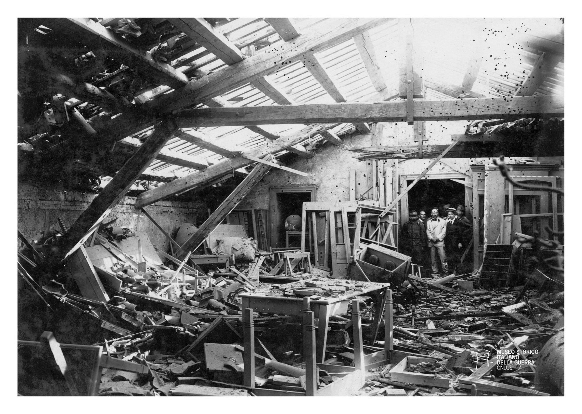 Effetti del bombardamento aereo italiano sul municipio di Trieste, 29 agosto 1917 [Archivio MSIG 139/225]