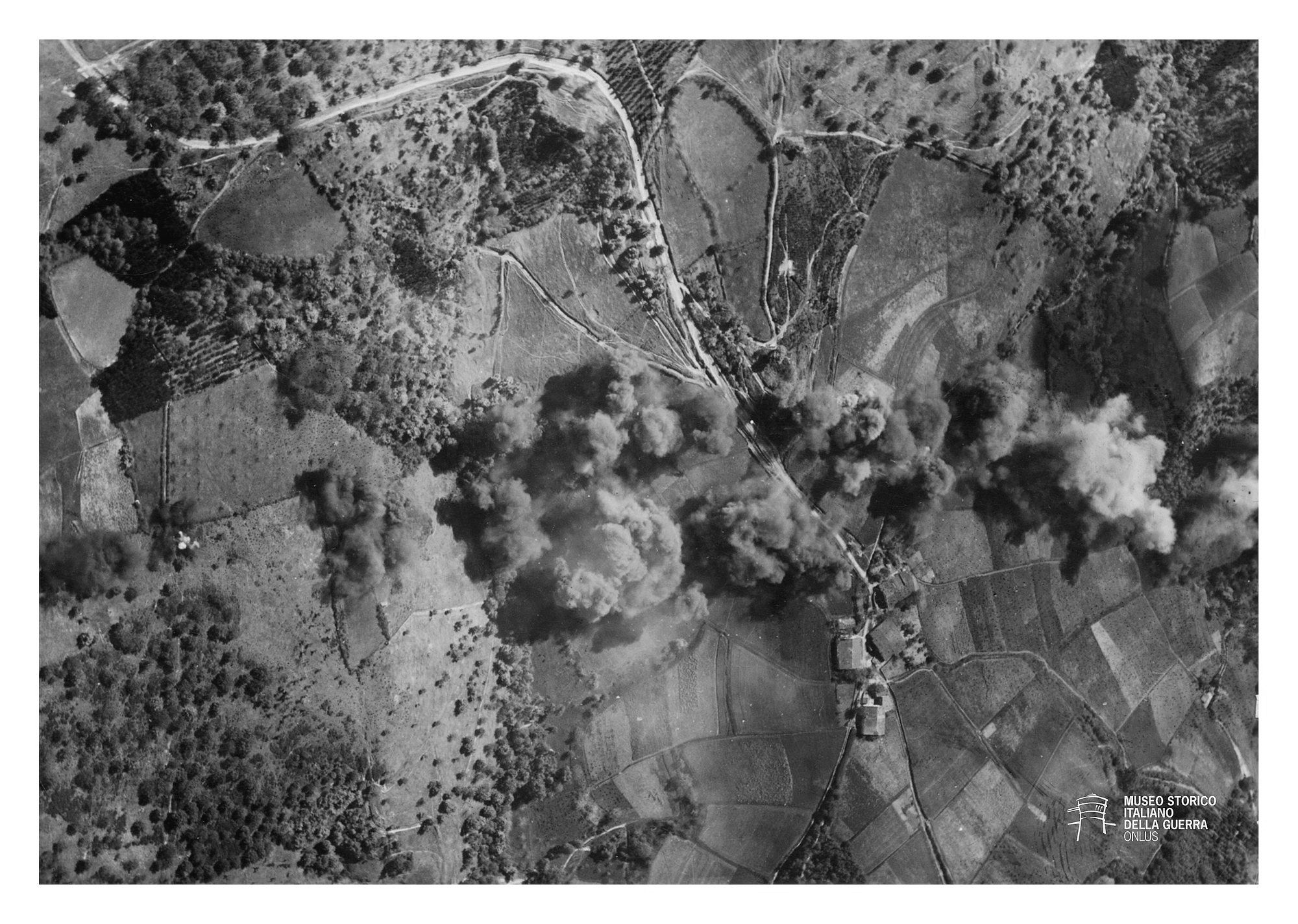 Bombardamento aereo nella zona di Bilbao [Fondo Gino Piccoli, Archivio MSIG 160/228]