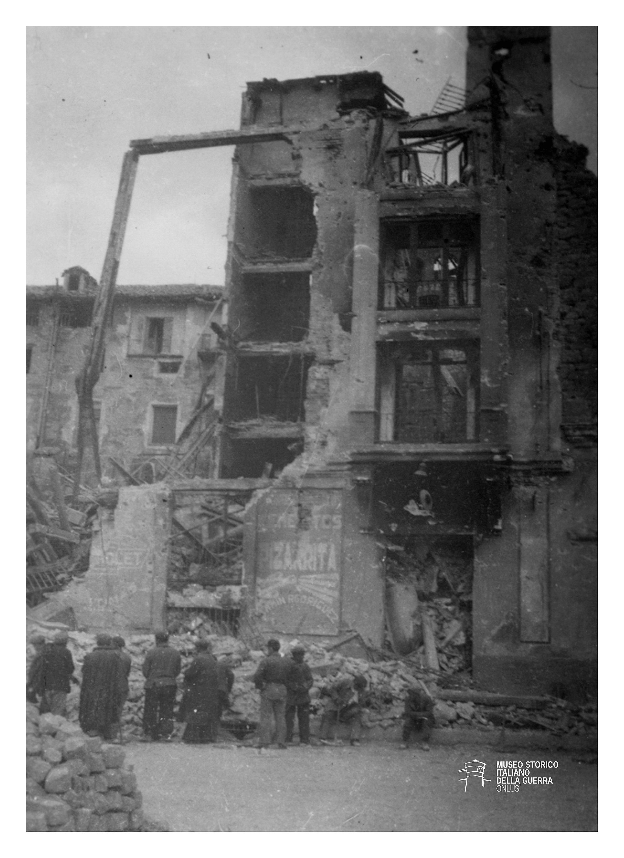 Edifici bombardati in una città spagnola, presumibilmente tra il 1936 e il 1938 [Fondo Carlo Chiasera, Archivio MSIG 246/381]