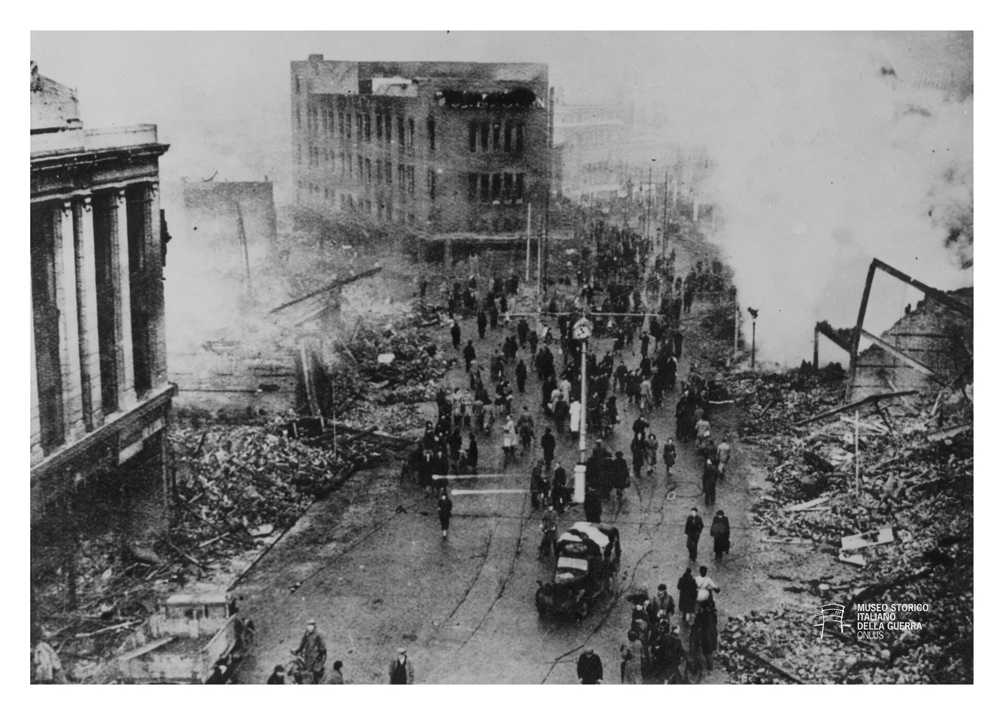 Inghilterra. Effetti dei bombardamenti tedeschi sulla città industriale di Coventry  [Archivio MSIG 265/531]