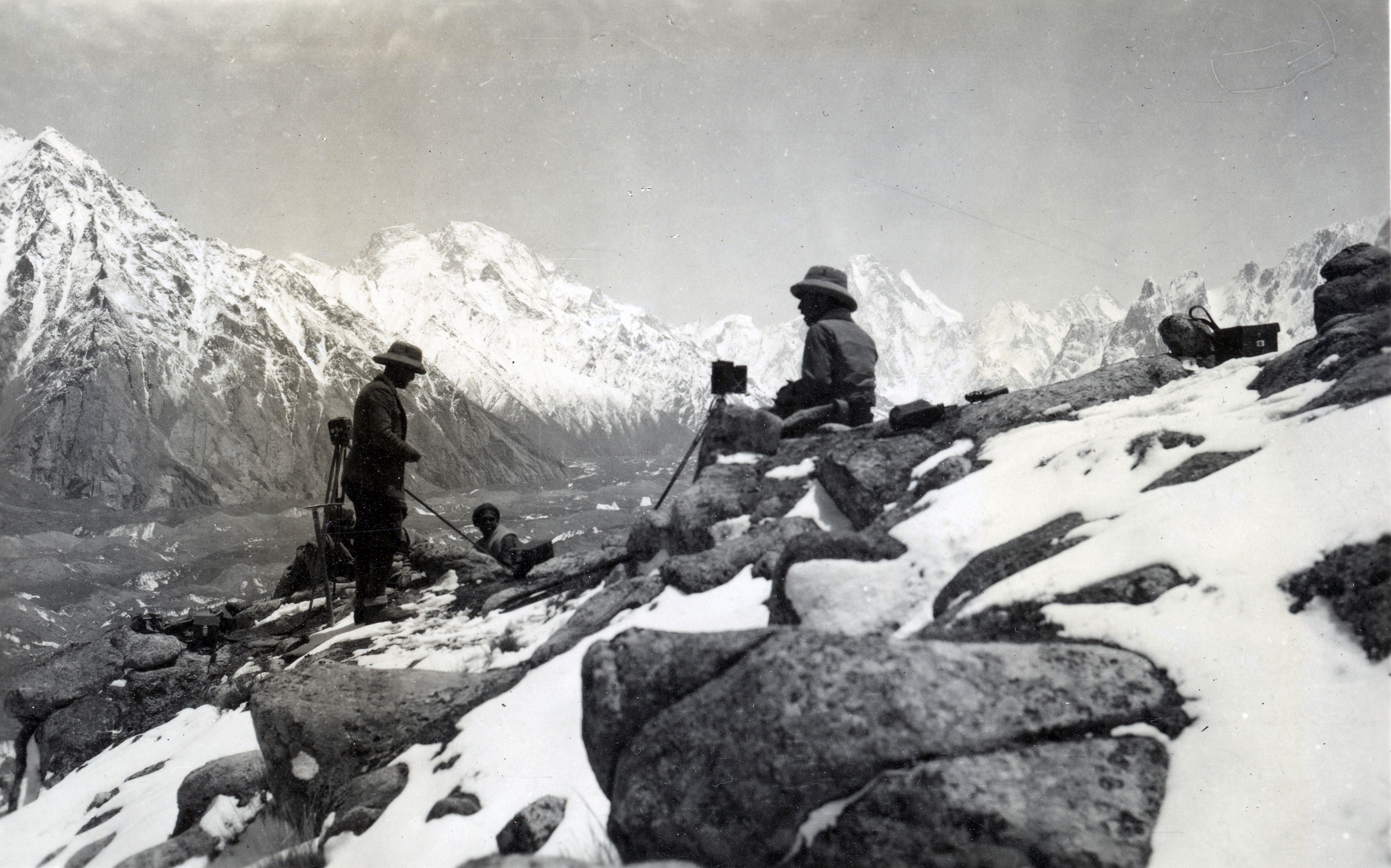 Lavori col fototeodolite con Sua Altezza Reale Aimone di Savoia-Aosta, sul costone roccioso sopra il ghiacciaio Mandu, 3 giugno 1929