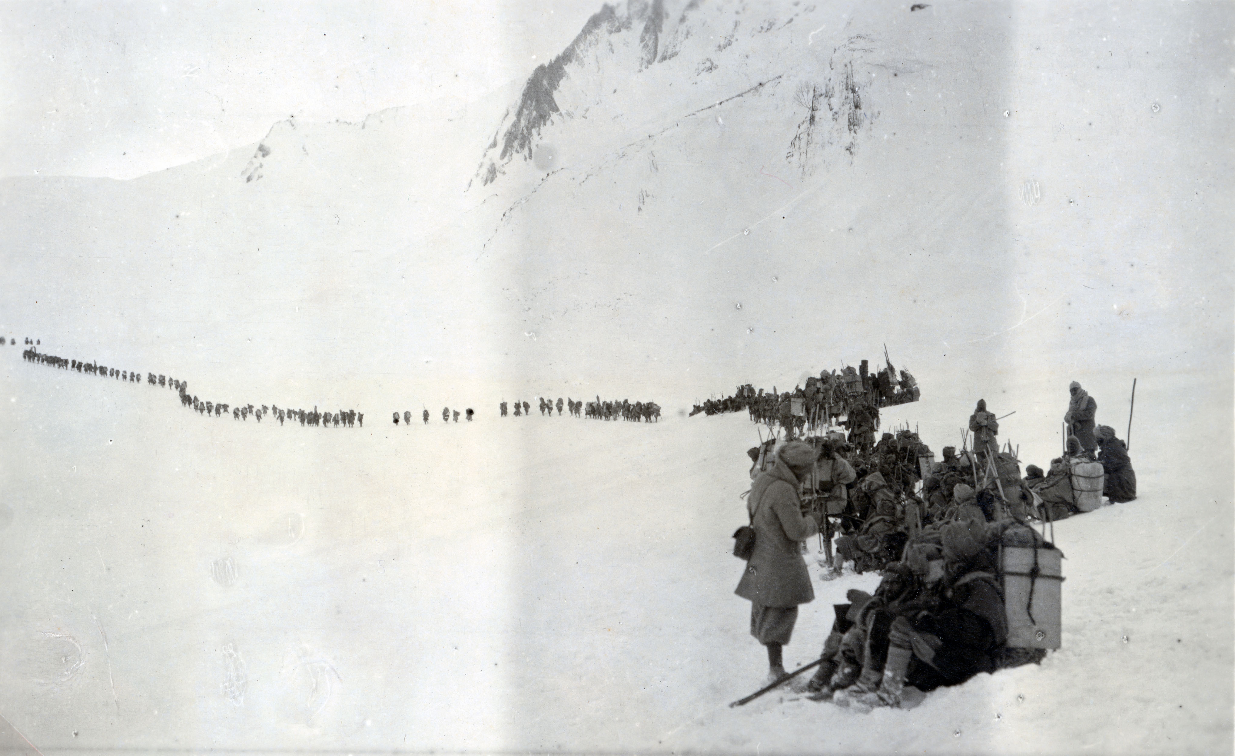 La spedizione si muove in colonna sul passo d'alta montagna Zoji-la