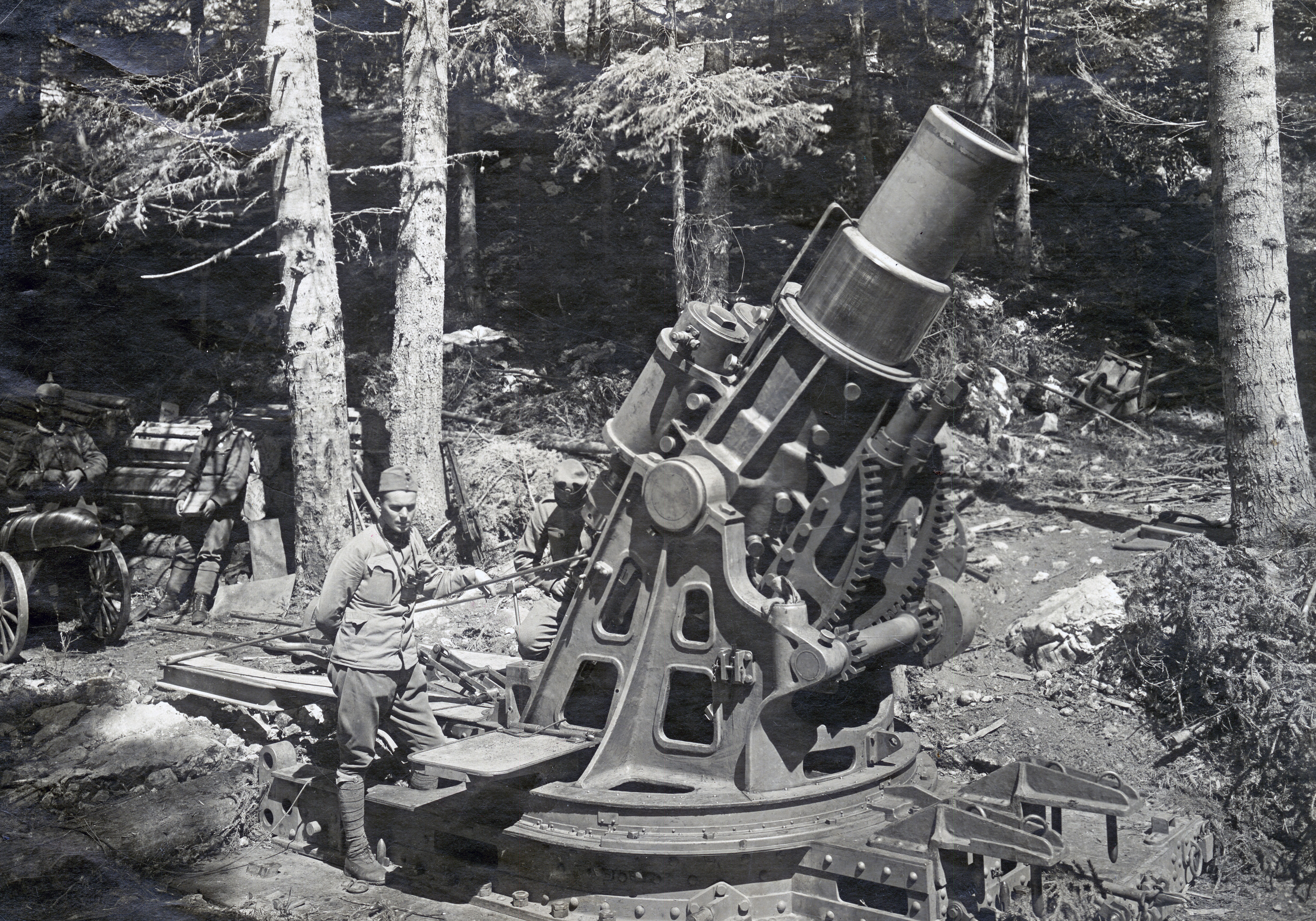 Mortaio austro-ungarico Skoda da 30.5 CM. in postazione sugli Altipiani