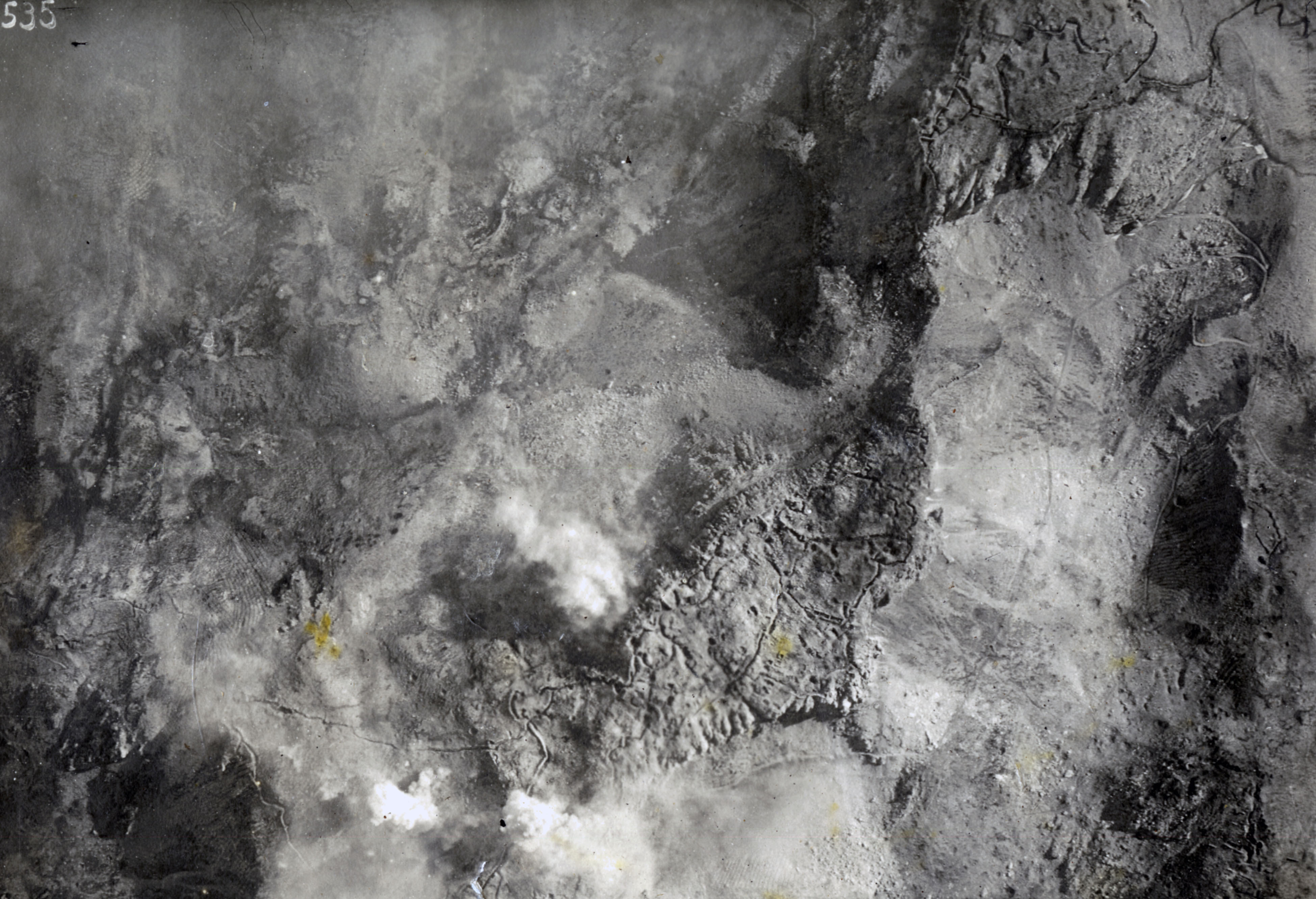 Pasubio. Il Dente italiano ed il Dente austriaco sotto bombardamento dell'artiglieria