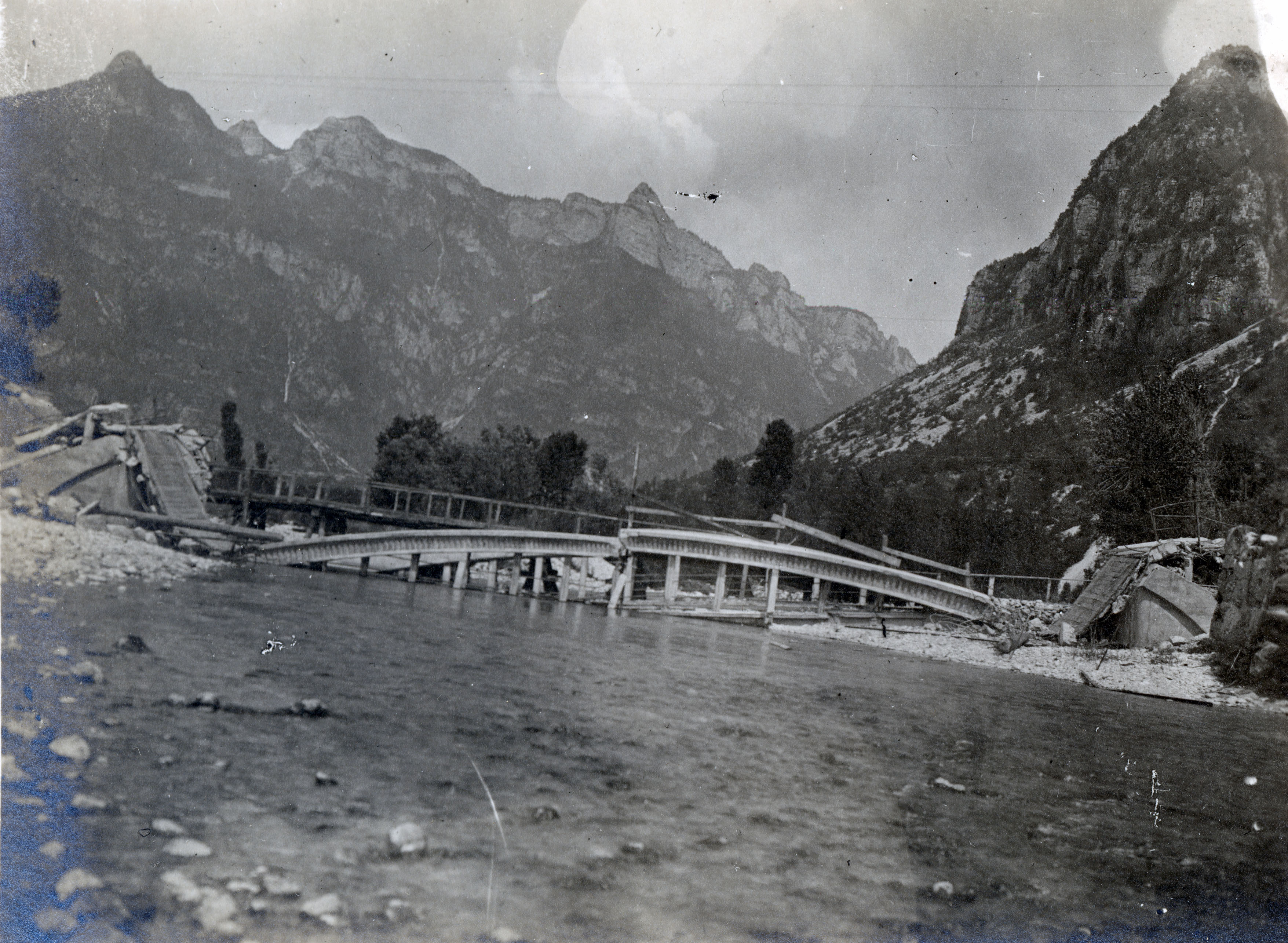 Luglio 1916. Seghe di Velo. Ponte distrutto dalle truppe austro-ungariche in ritirata. Sullo sfondo il monte Cimone
