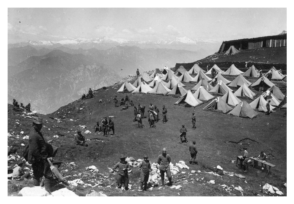 Accampamento sull'Altissimo. Nino Pernici con altri volontari rivani, arruolati negli alpini [123/197]
