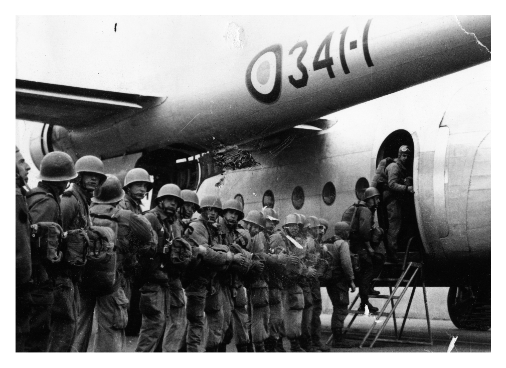 Egitto. Imbarco di paracadutisti francesi su Fairchild C-119 Flying Boxcar [336/135]