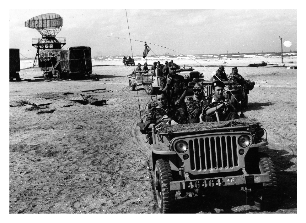 Paracadutisti del 2° REP (reggimento paracadutisti) della Legione Straniera francese prendono possesso dell’aeroporto di Port Said [336/140]