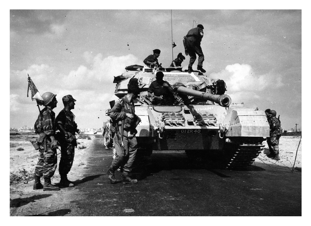 Legionari francesi di fianco ad un carro inglese Centurion. Al centro un soldato inglese porta un fucile russo SKS in dotazione a reparti egiziani, probabile preda bellica [336/141]