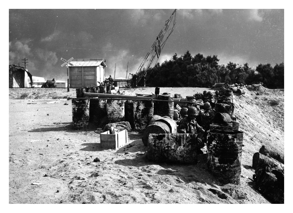 Postazione anticarro francese nei pressi di un passaggio a livello ferroviario. Al centro, cannone senza rinculo da 106 mm M40 di fabbricazione americana. Sullo sfondo, cannone controcarro inglese 17 Pounder [336/143]