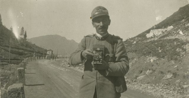 Giuseppe Cugia con un apparecchio fotografico, aprile 1918
