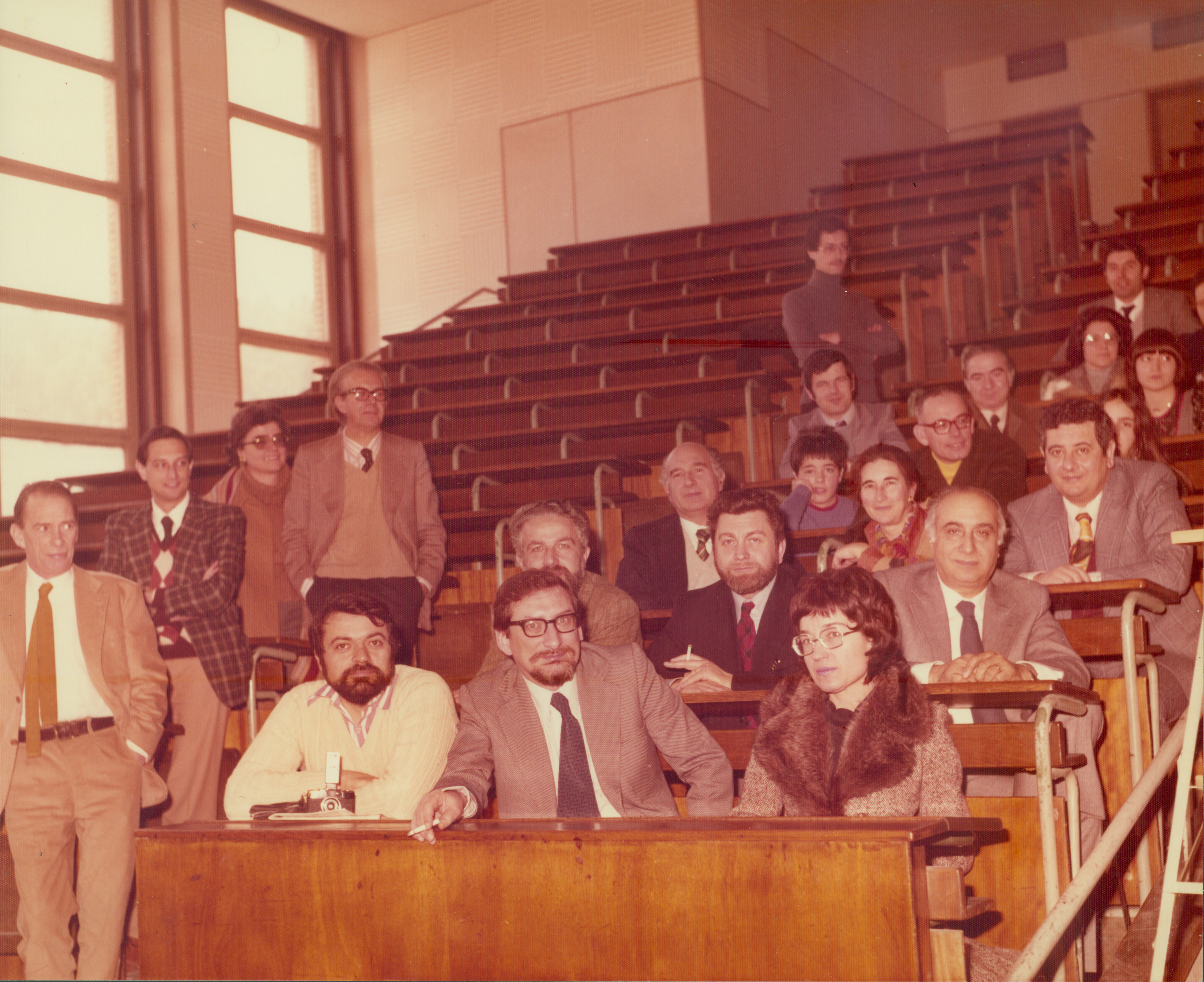 Aula Amaldi: fra i presenti si riconoscono Francesco Calogero, Bruno Touschek e Giorgio Careri. La fotografia è conservata nel Fondo Edoardo Amaldi, Subfondo AEE