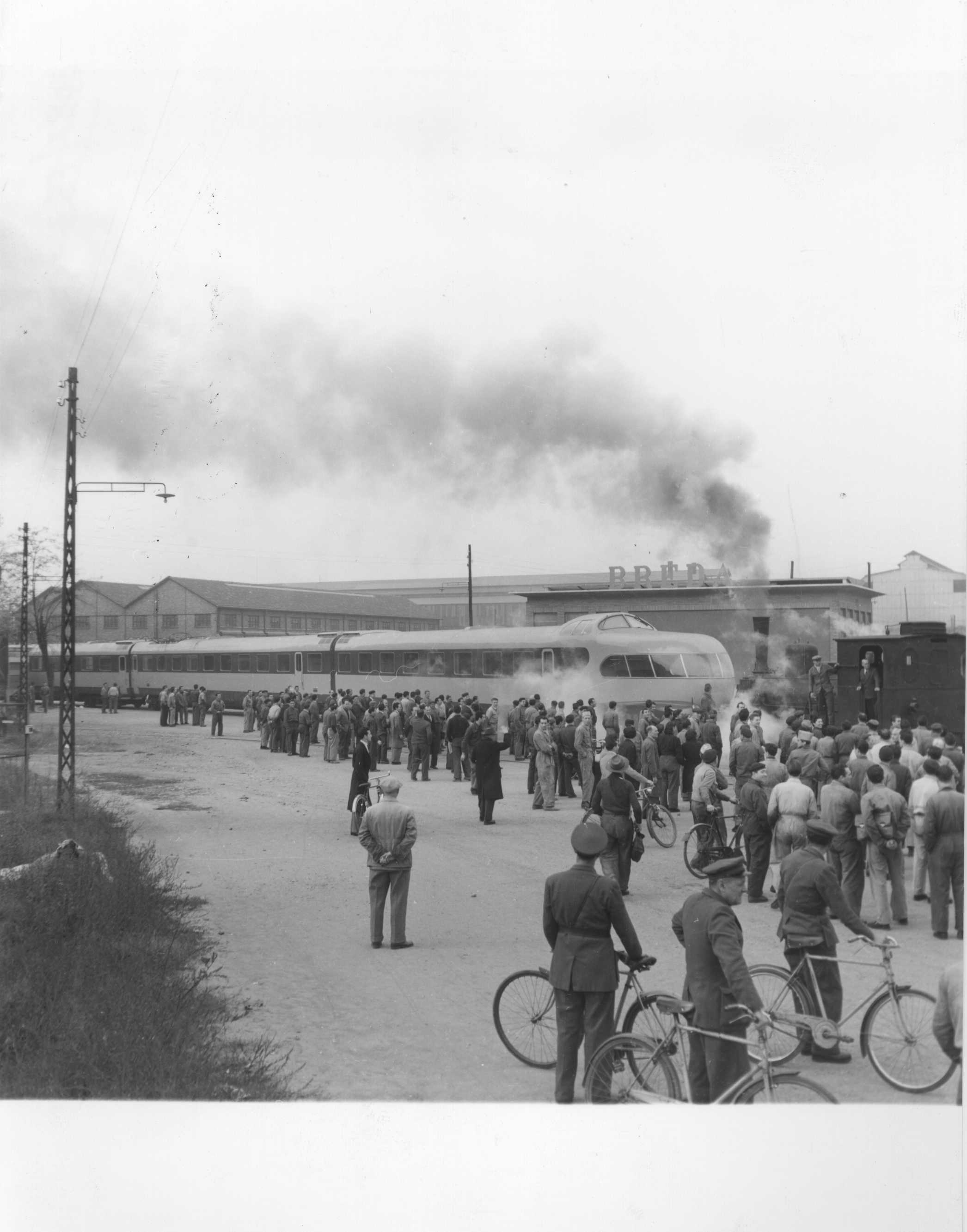 Etr 300 pronto per il primo viaggio di prova, accompagnato dalle maestranze Breda che l'hanno costruito, 1952.