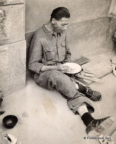 Il pasto dell’operaio, Milano, anni Cinquanta. Fondo Odoardo Fontanella.