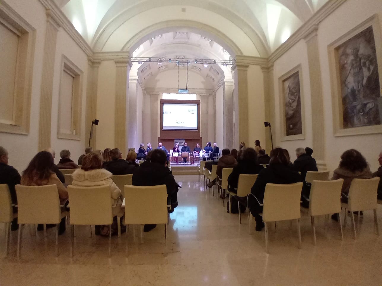 l'attenta platea