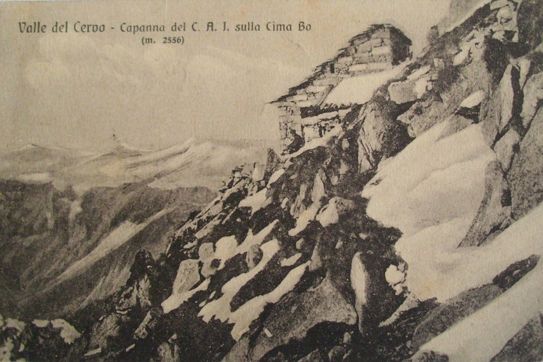 La capanna del CAI sulla cima del Bo in una cartolina postale di inizio Novecento.