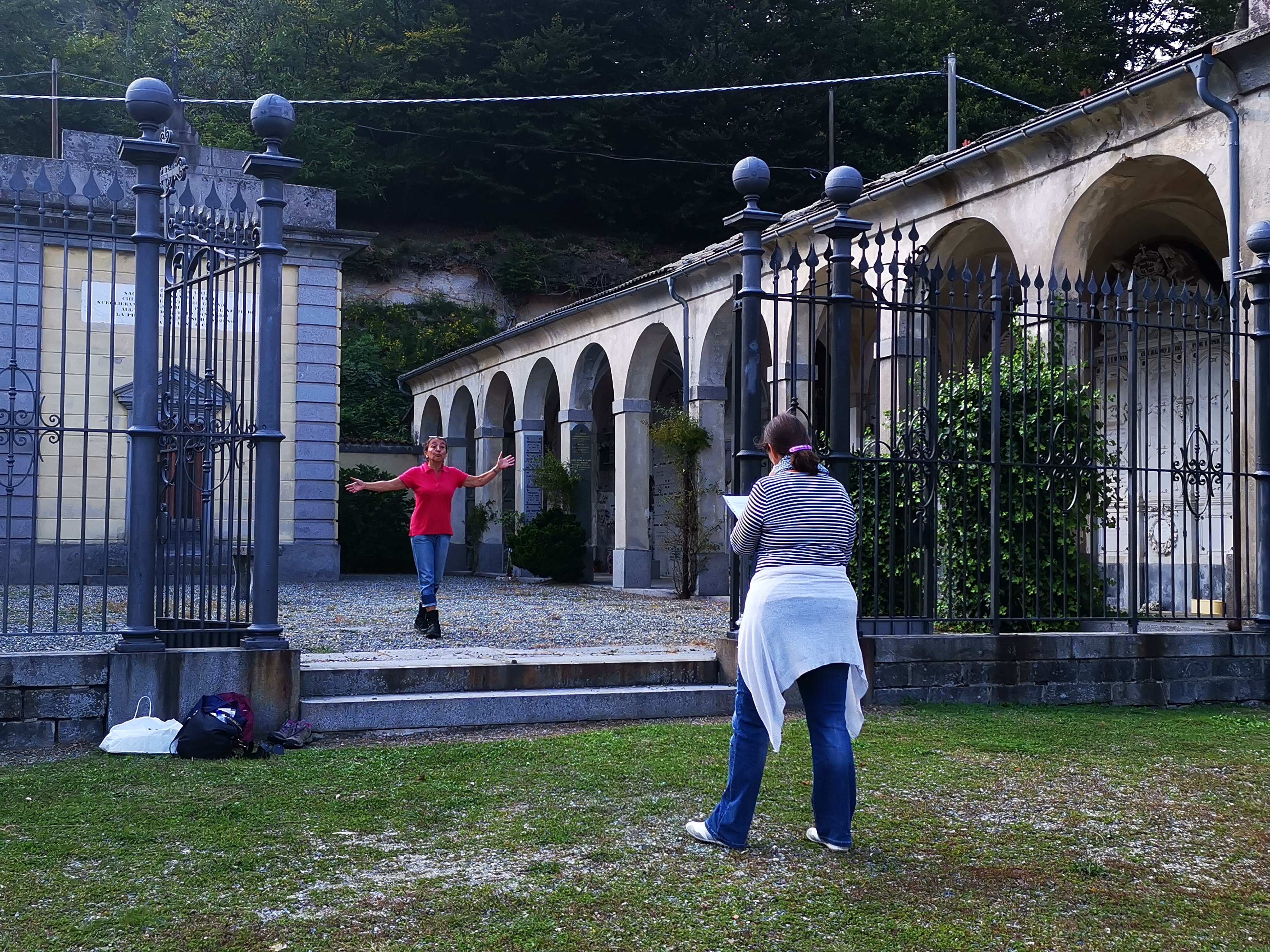 Veronica Rocca e Simona Romagnoli provano al cimitero