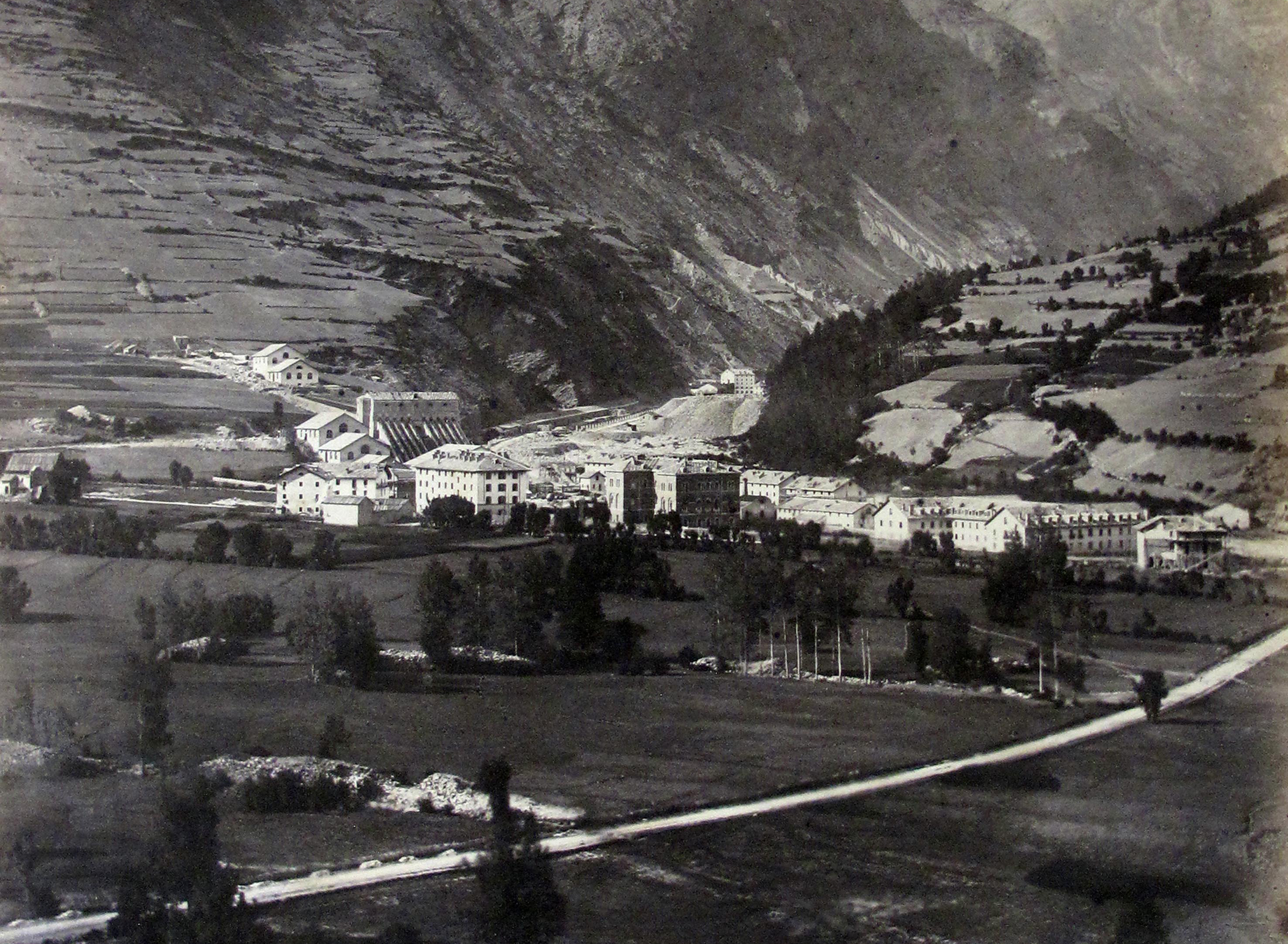 -	Il cantiere di Bardonecchia con le case del villaggio operaio presso l’imbocco del tunnel in costruzione. Fotografia di Angelo Luigi Vialardi del 1868 (Biblioteca Civica di Biella).