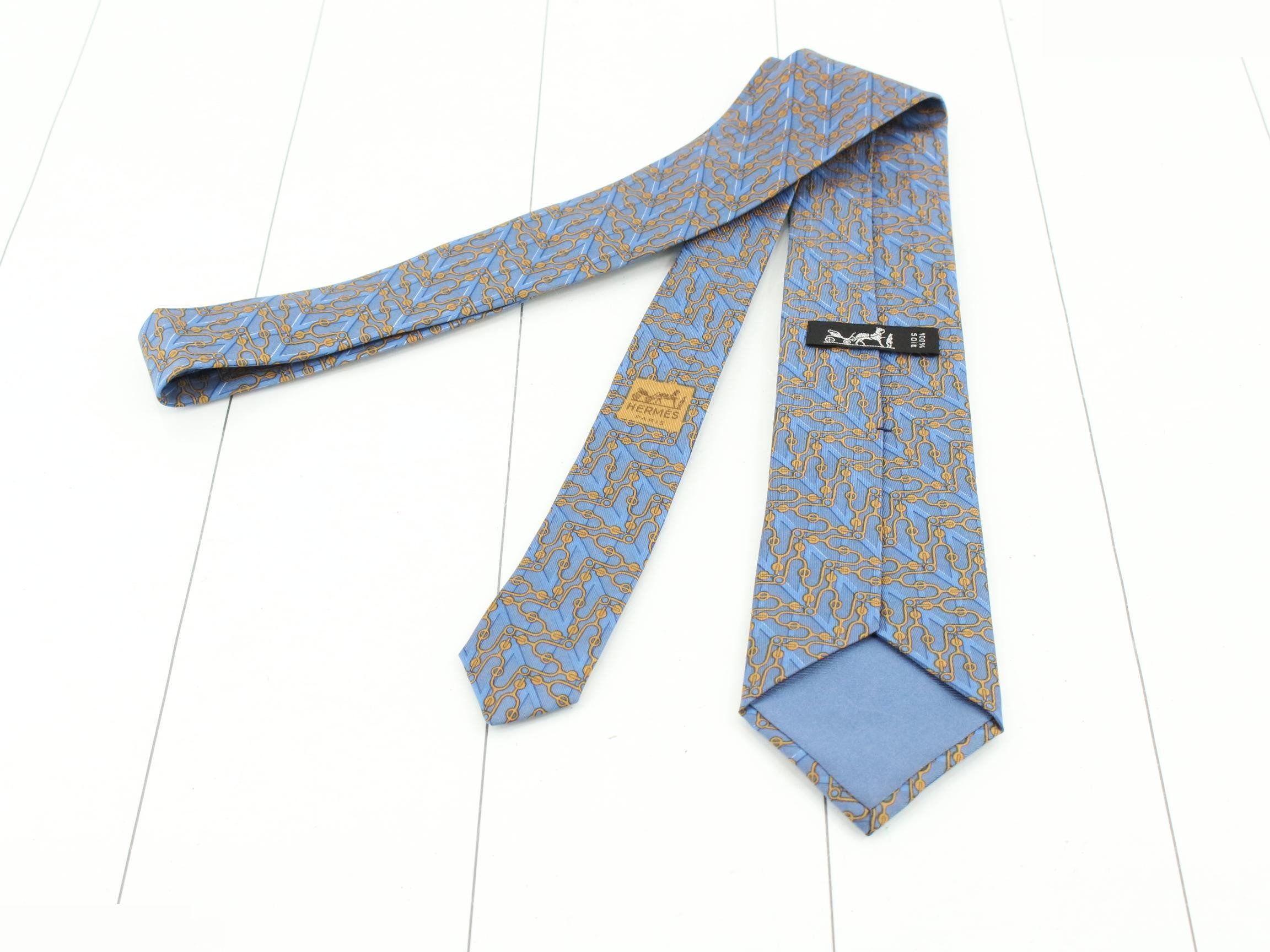 tie — view 2