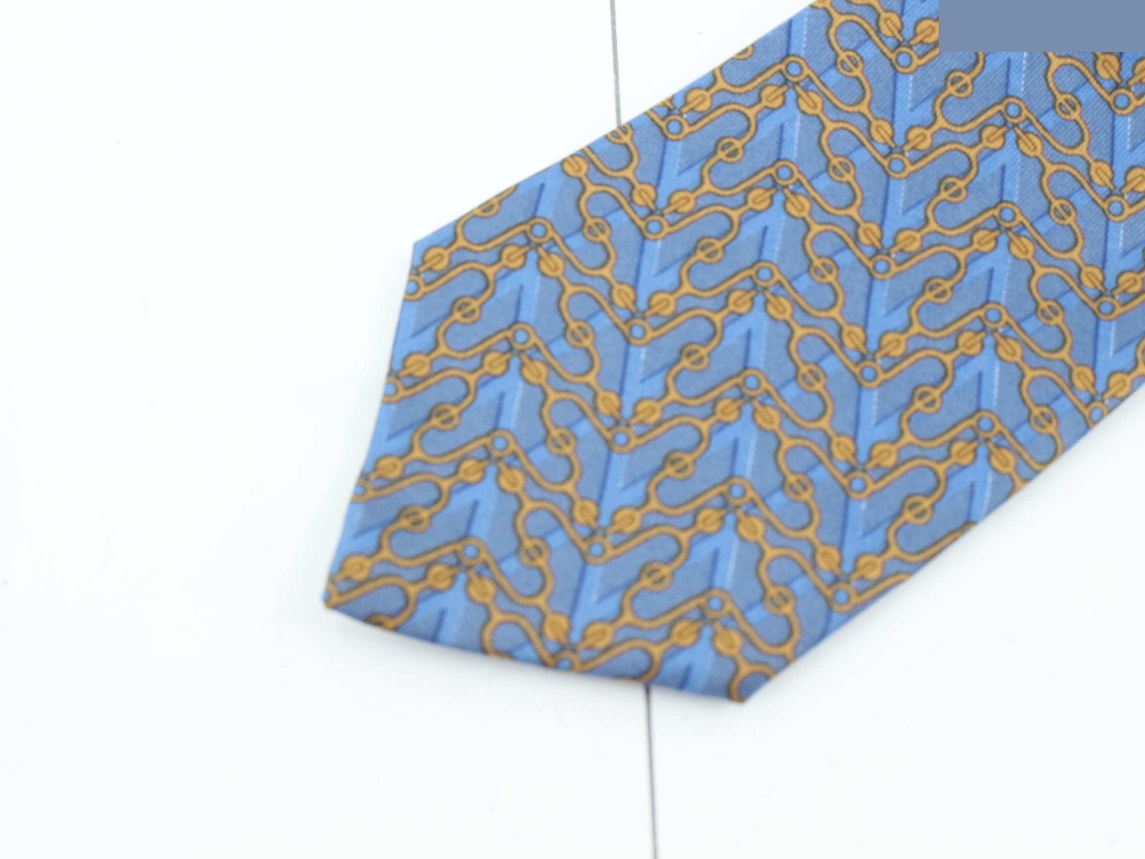 tie — view 3