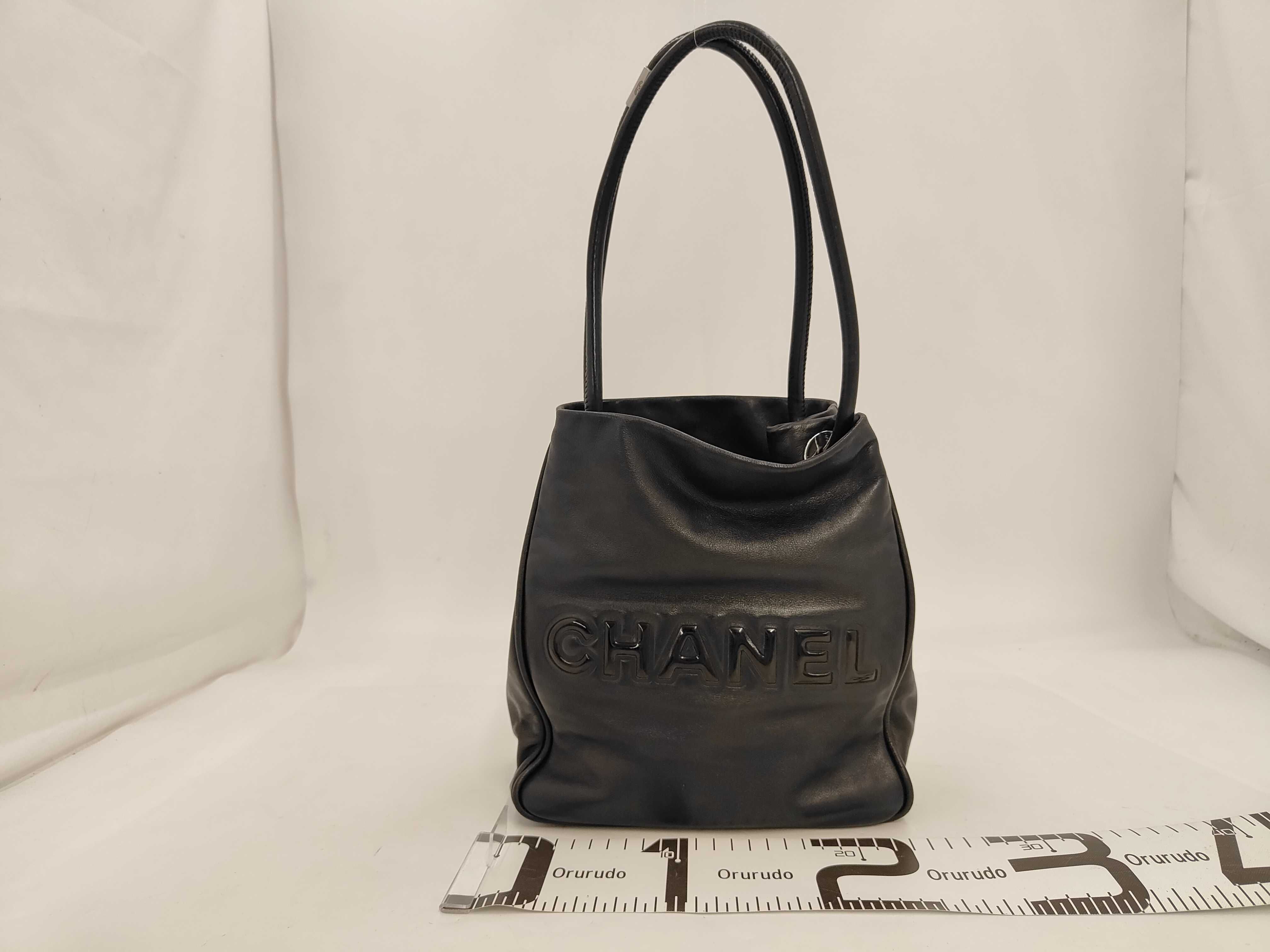 leather tote bag with black camellia logo sticker. — view 2