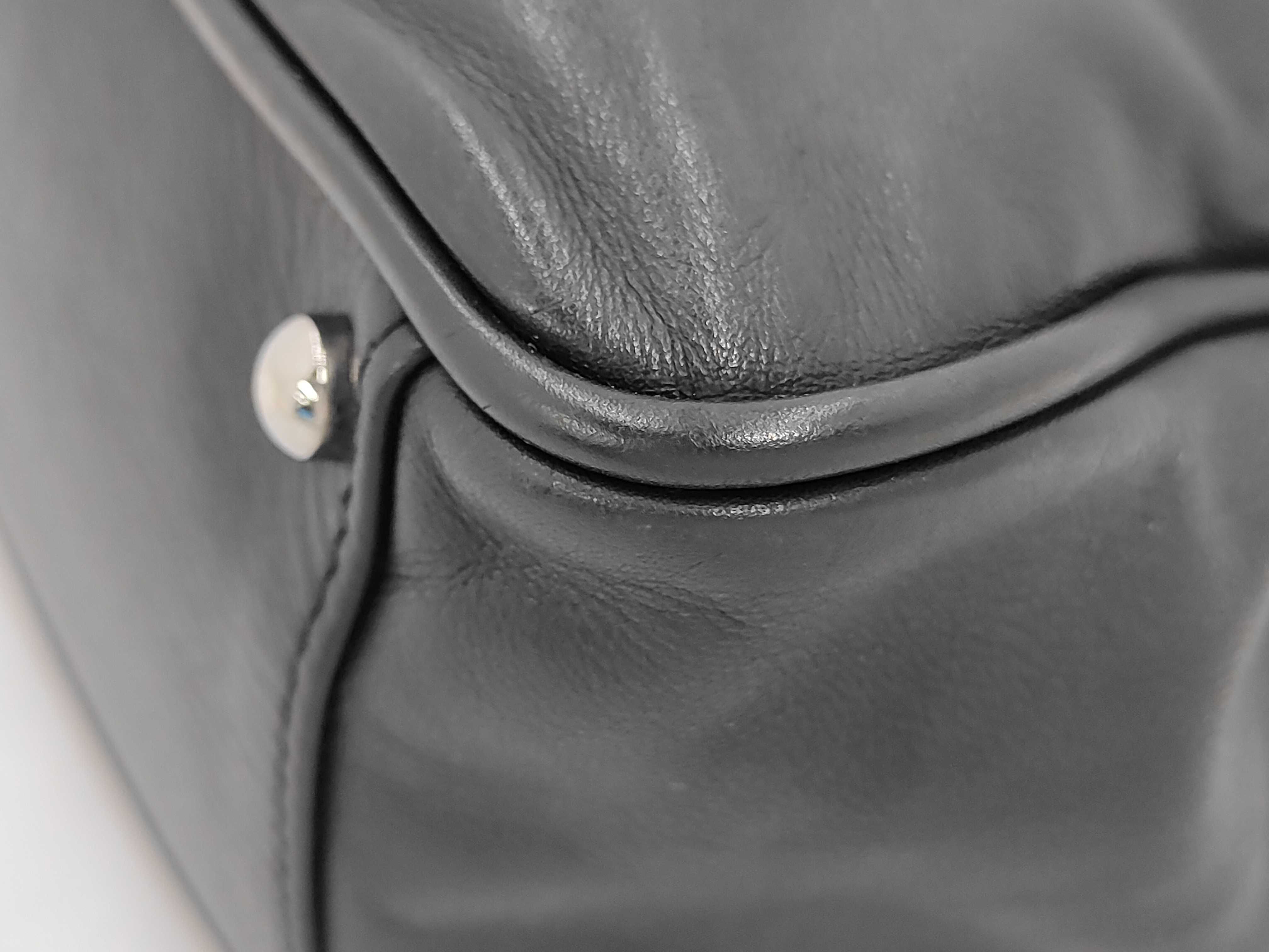 leather tote bag with black camellia logo sticker. — view 7