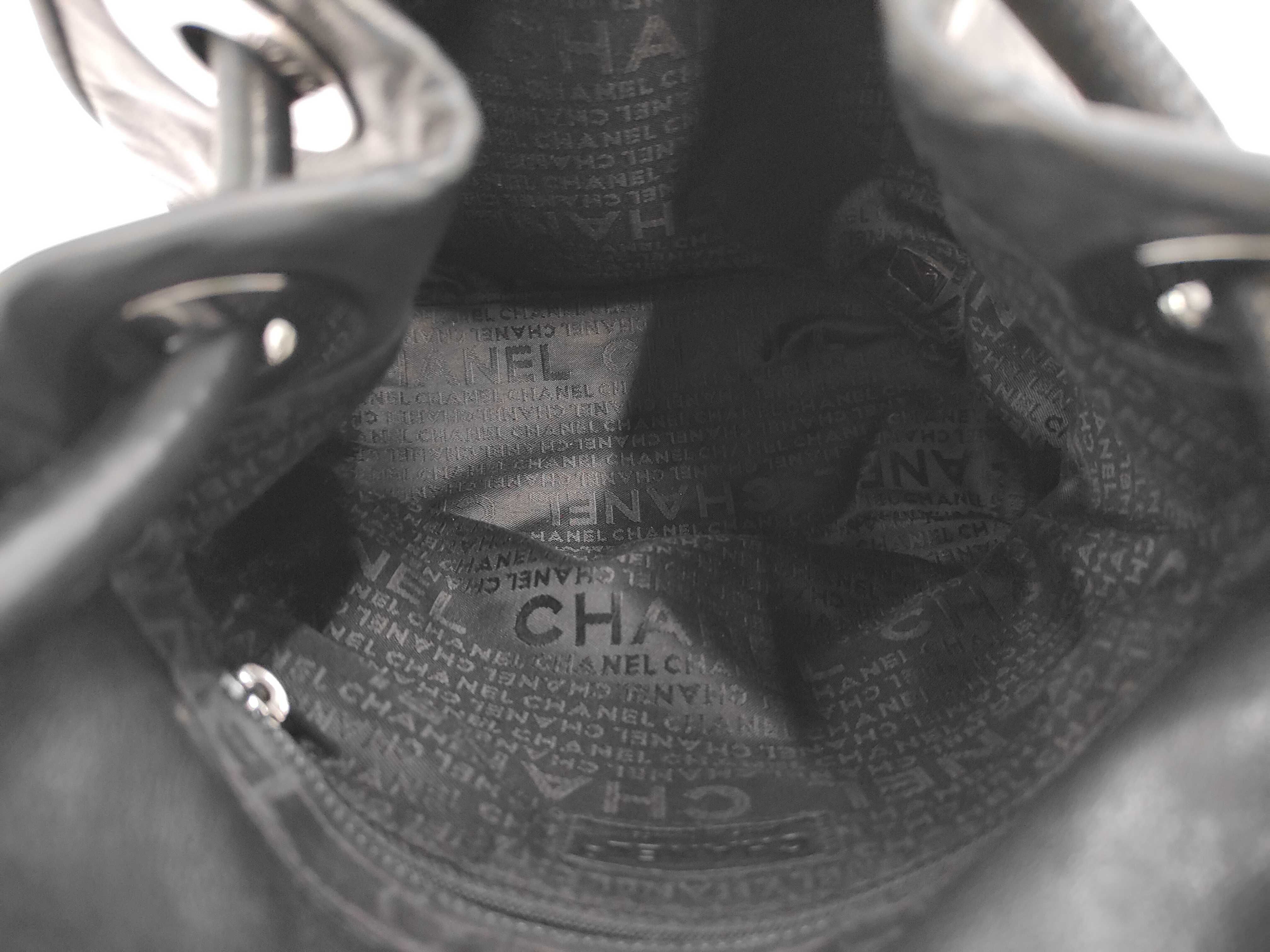 leather tote bag with black camellia logo sticker. — view 8