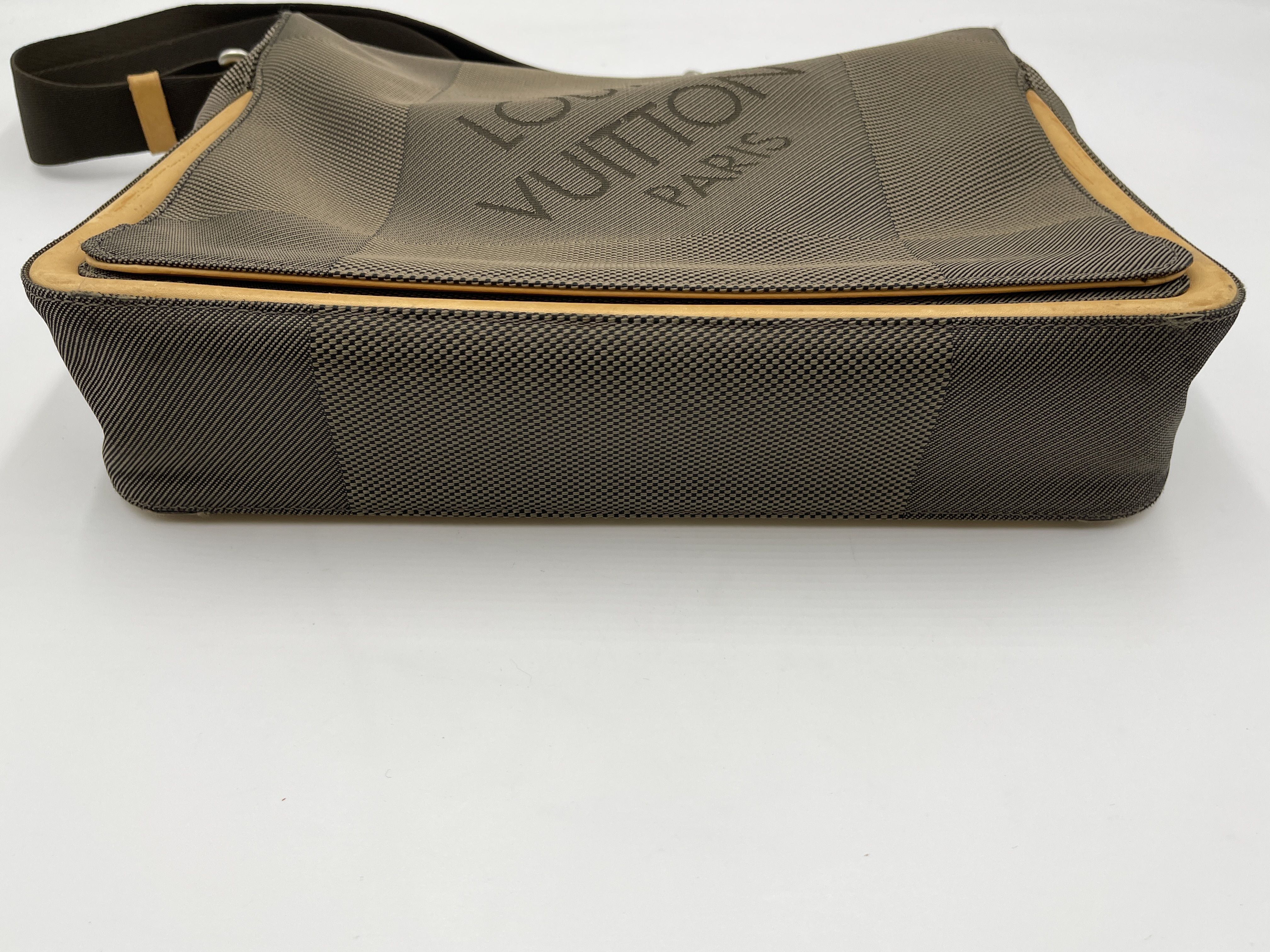 Damier Geant Messager M93030 VI1004 Terre Shoulder Bag — view 6