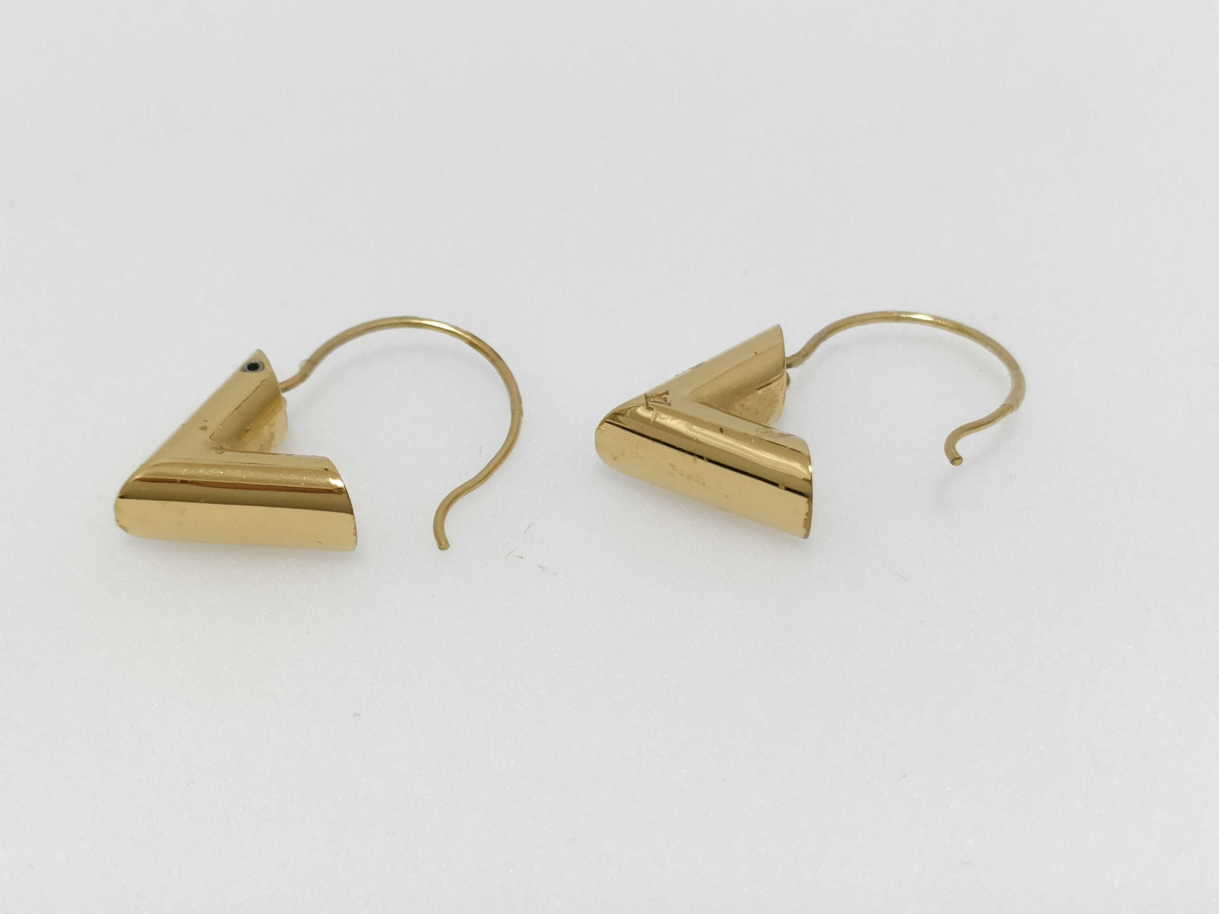 M61088 Metal Essential V Earrings (with dust bag and box) — view 3