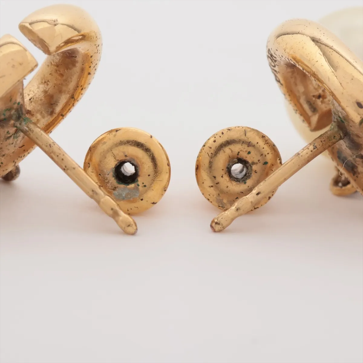 Petit CD Earrings (for both ears) GP x Fake Pearl Gold — view 4