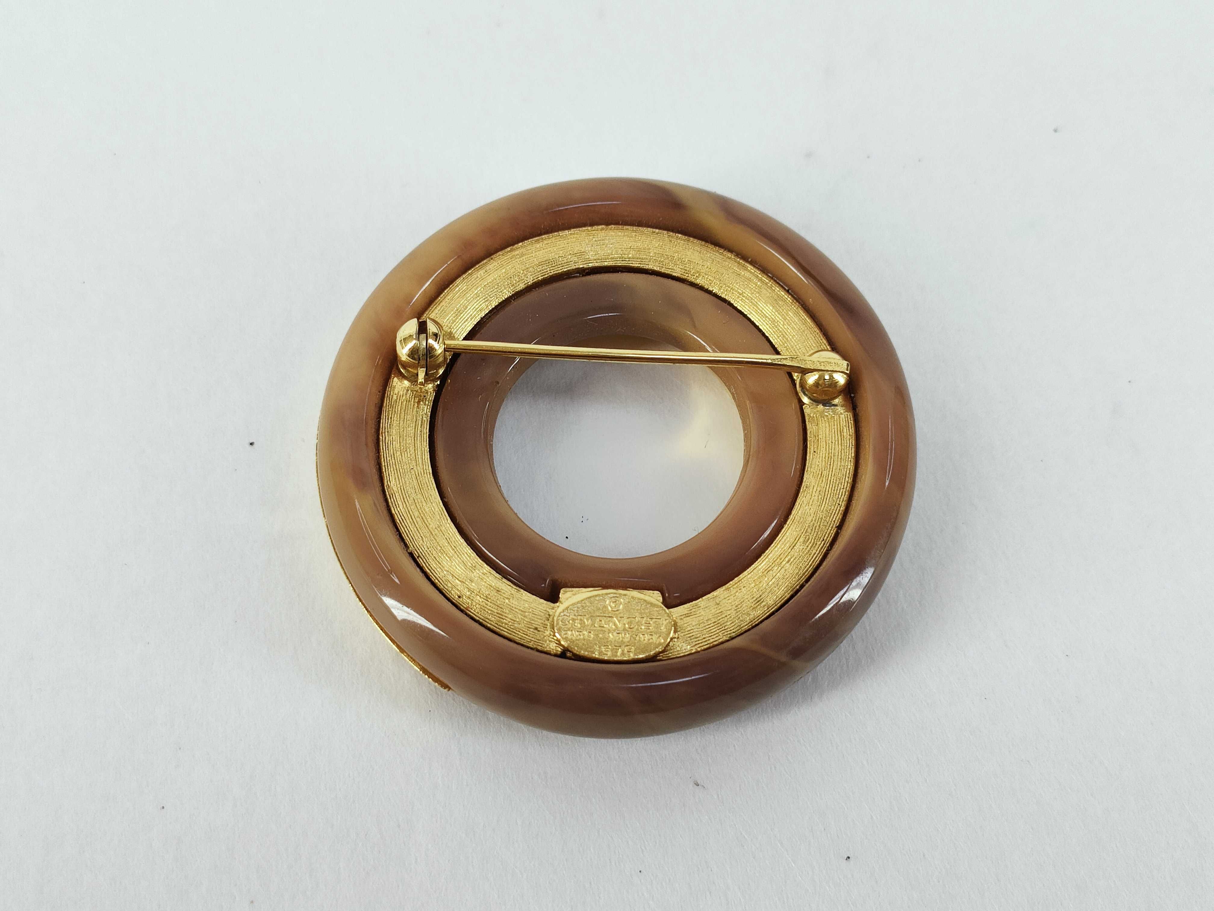 brooch — view 2