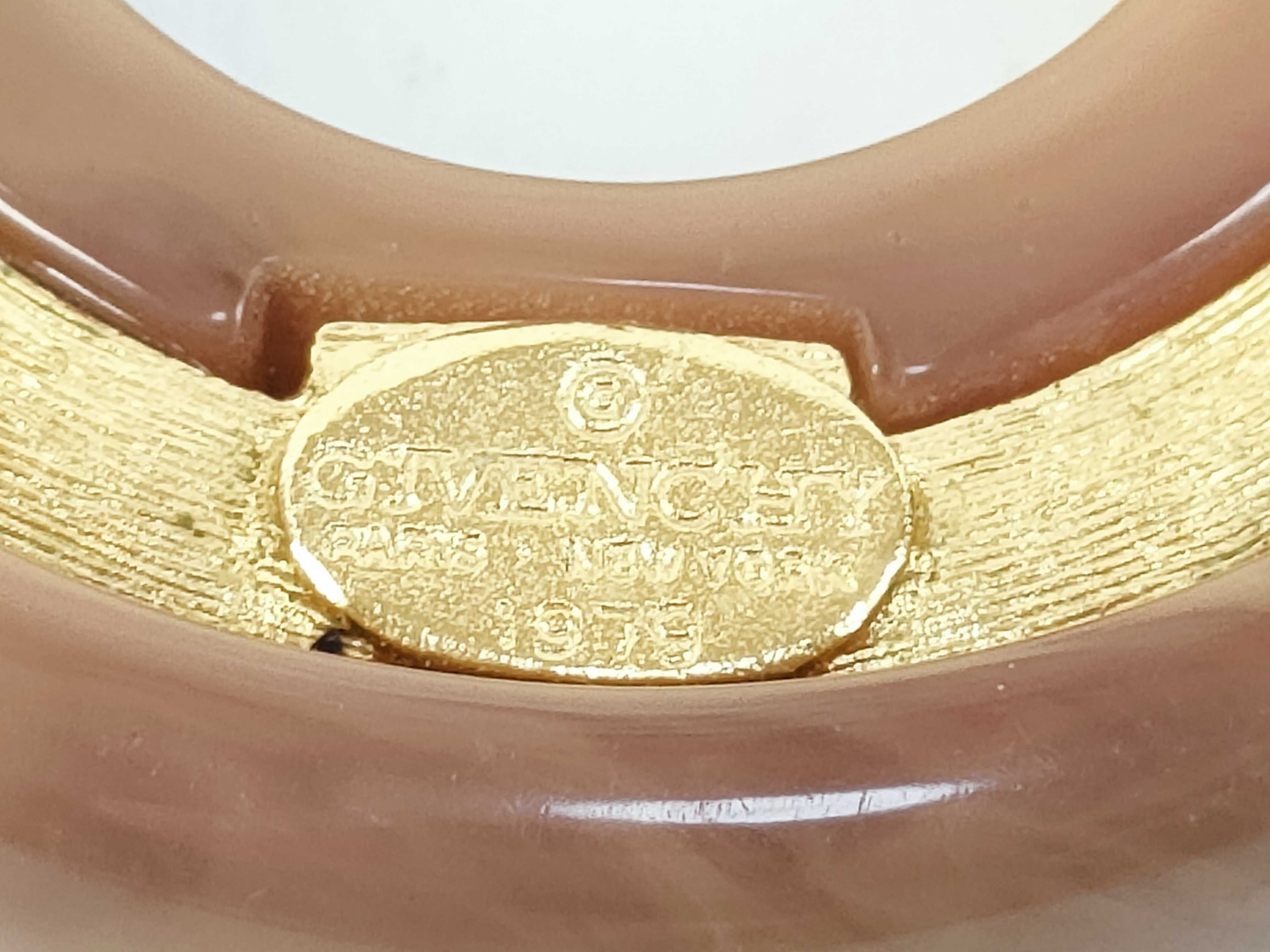 brooch — view 3