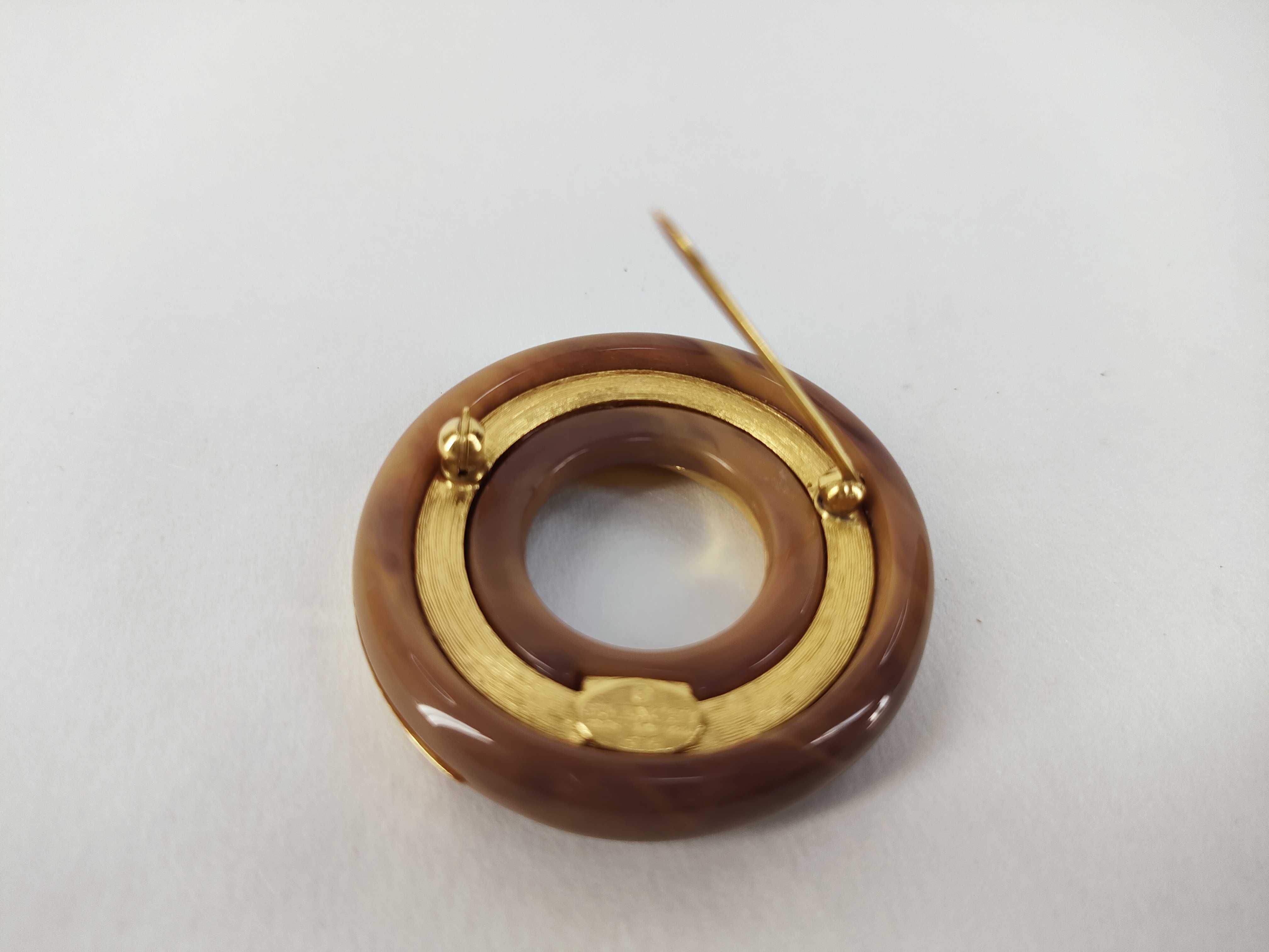 brooch — view 4
