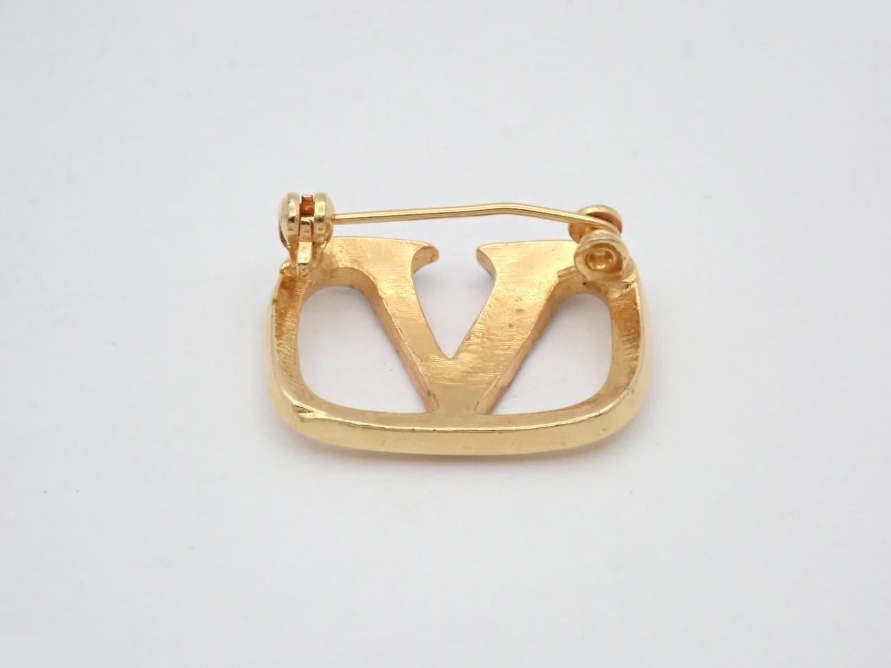 brooch — view 2