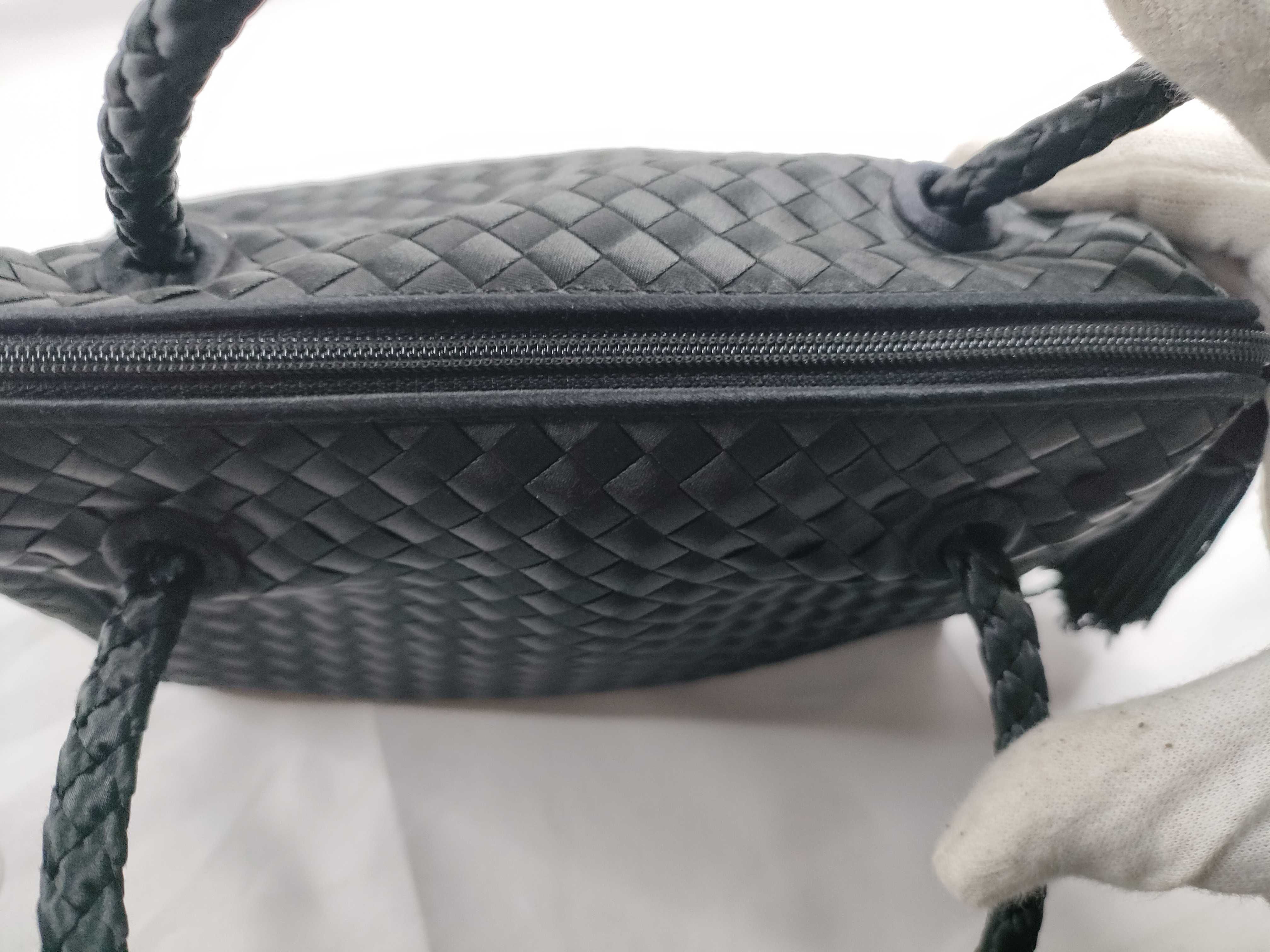 Intrecciato Bottega Veneta Handbag Intrecciato Satin Black Handbag — view 9