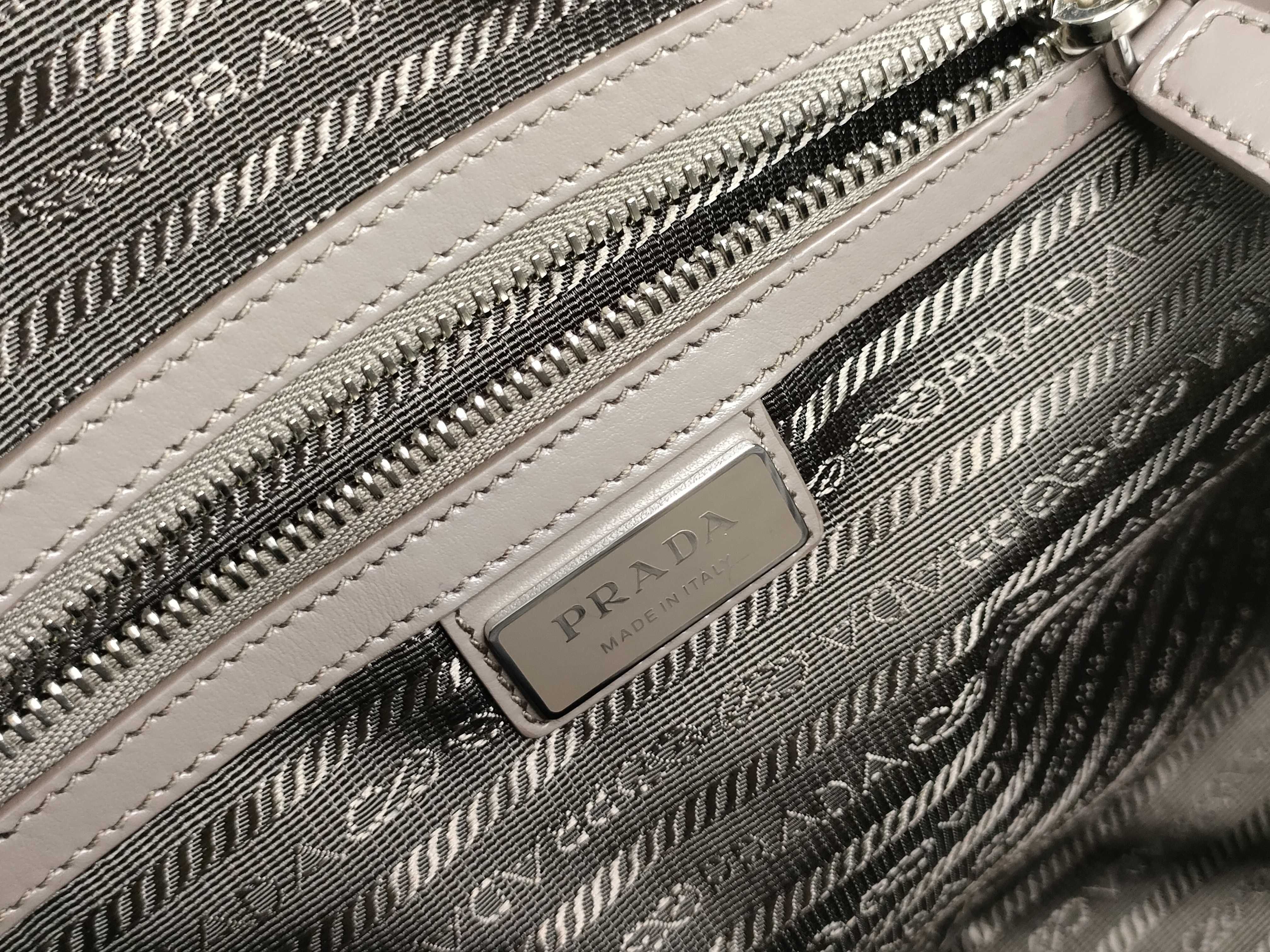 2VH182 Vitello Daino Shoulder Bag — view 11