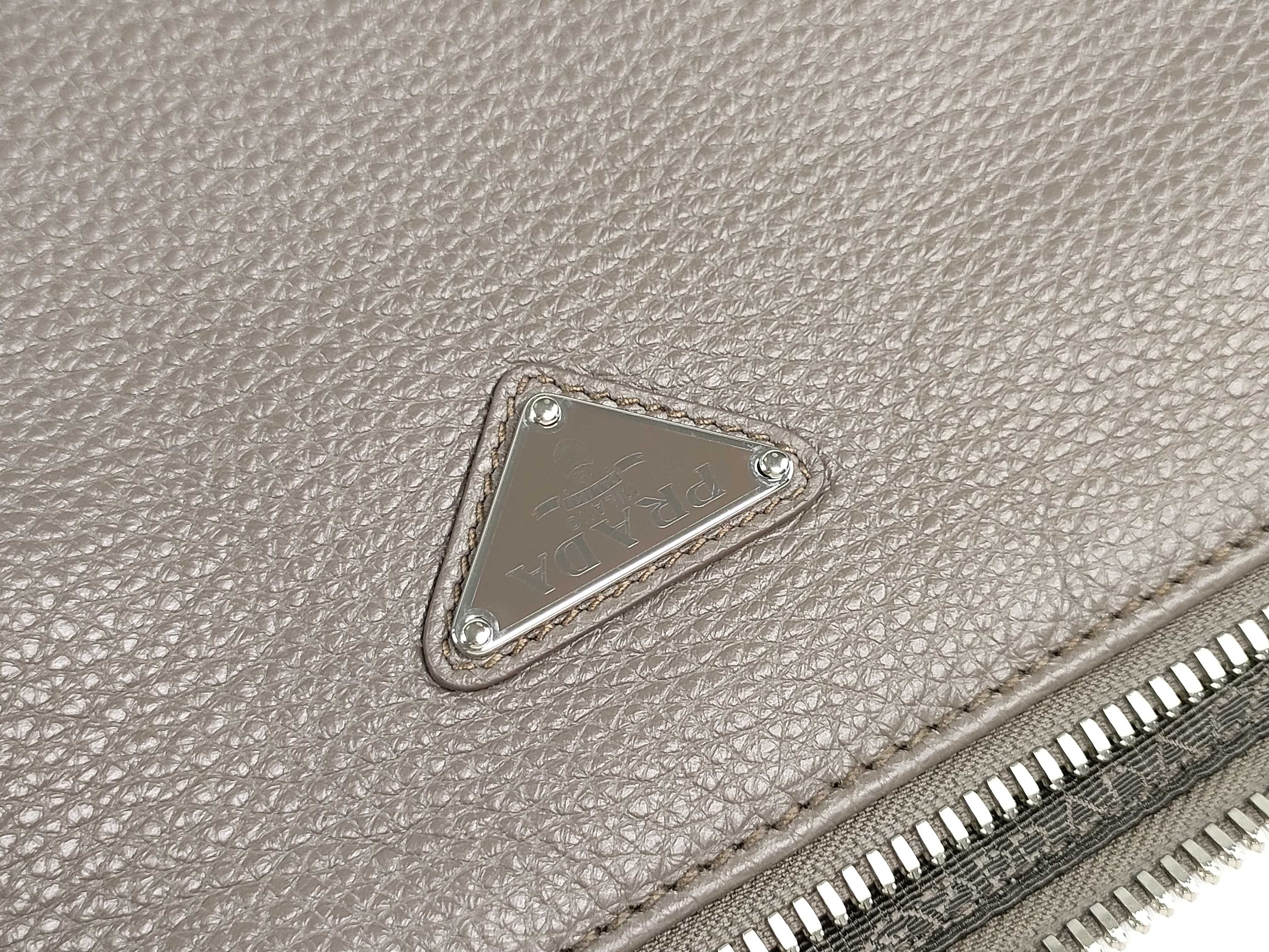 2VH182 Vitello Daino Shoulder Bag — view 14