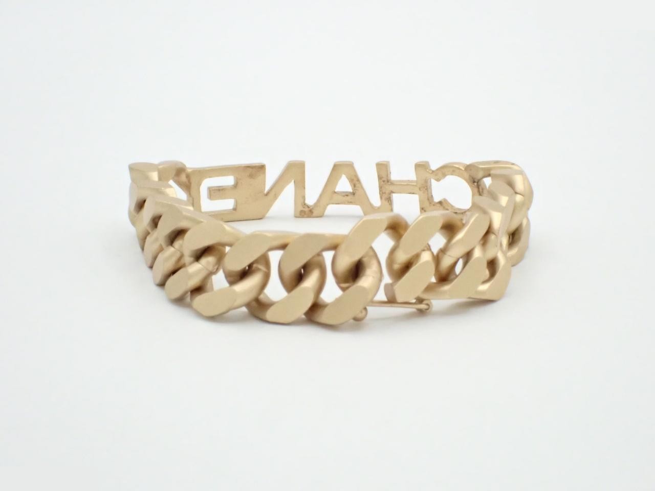 Logo bracelet, gold color, wrist circumference approximately 18cm — view 2