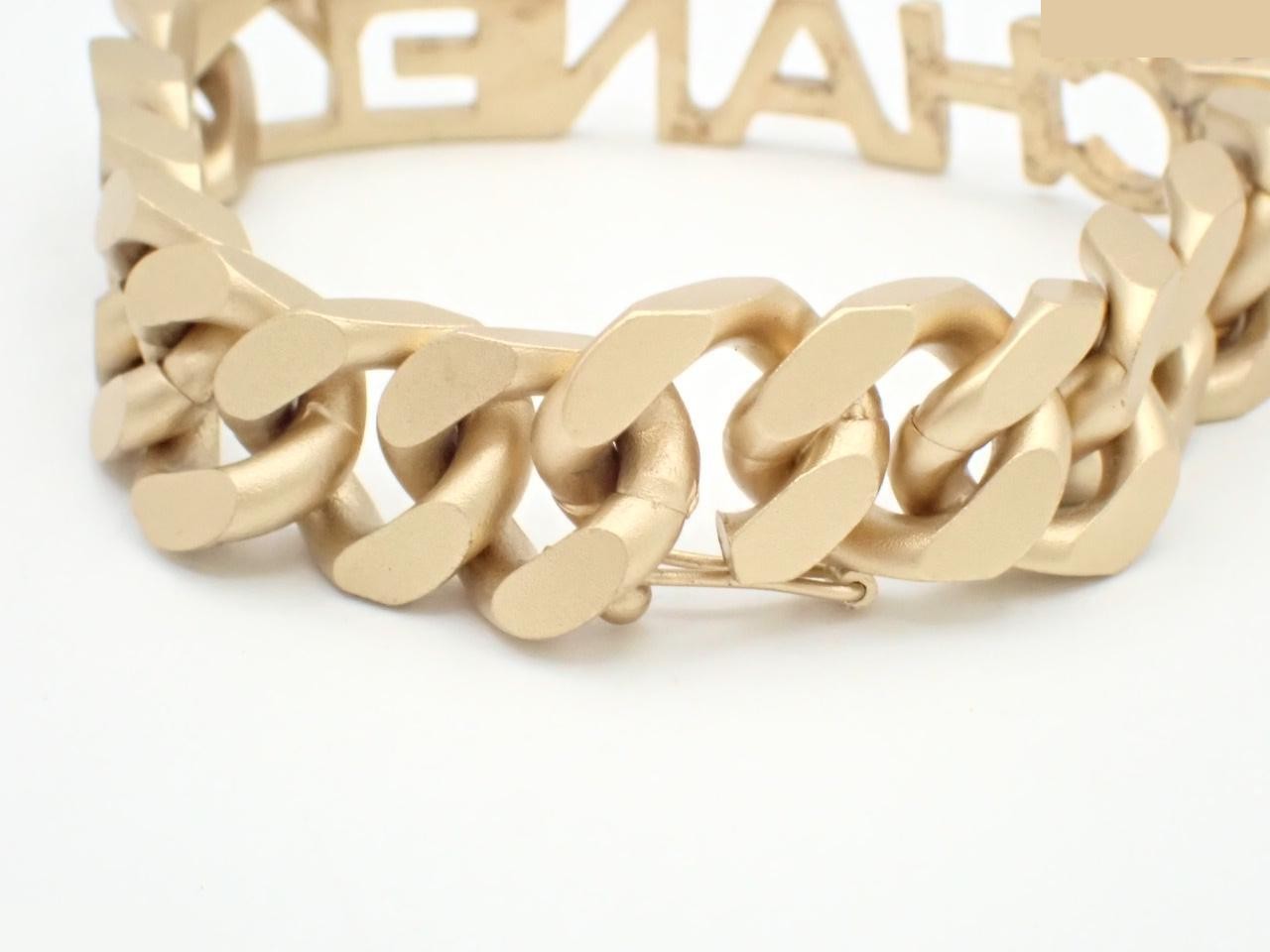 Logo bracelet, gold color, wrist circumference approximately 18cm — view 3