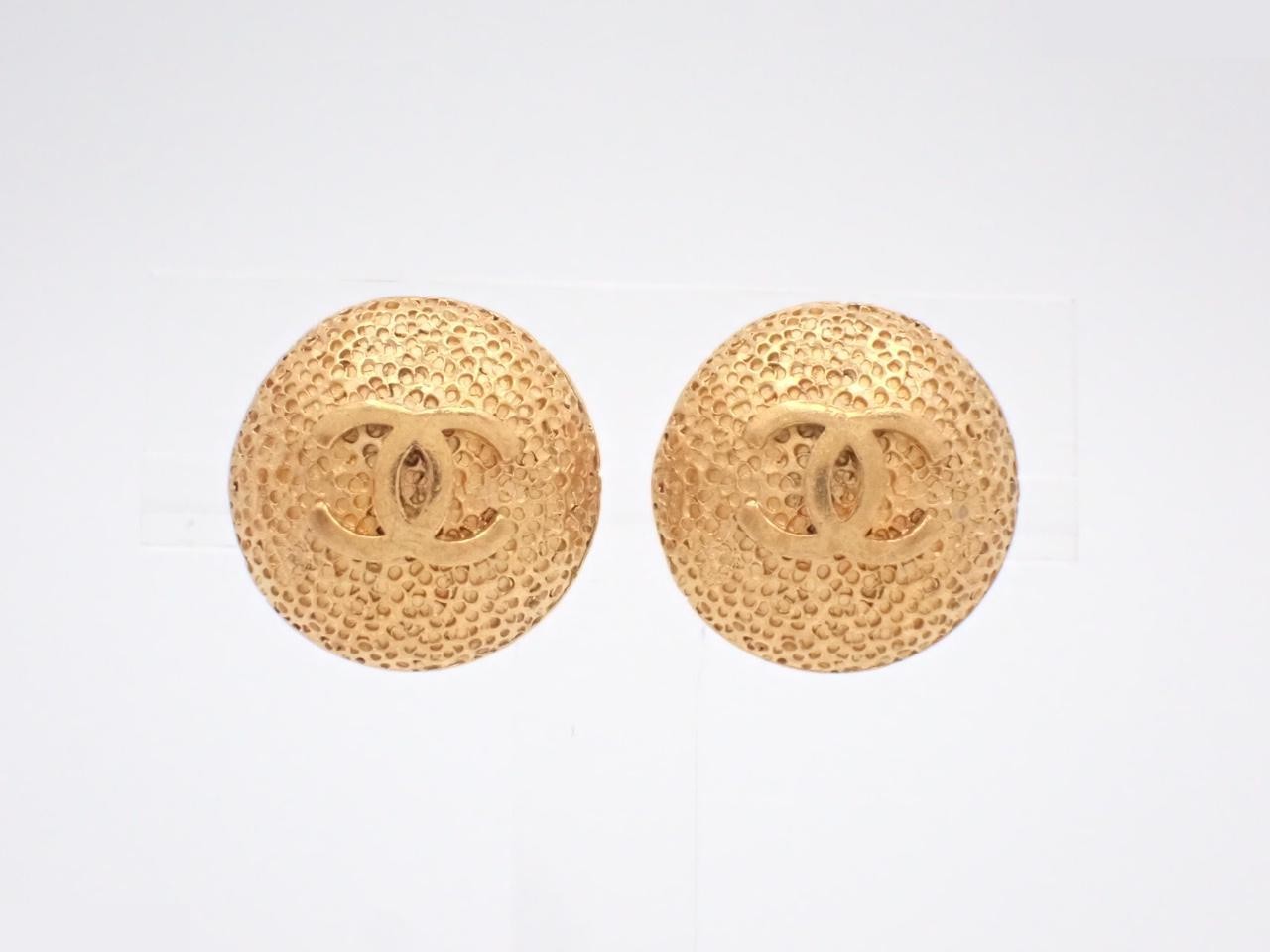 Earrings with Coco Mark design, gold.